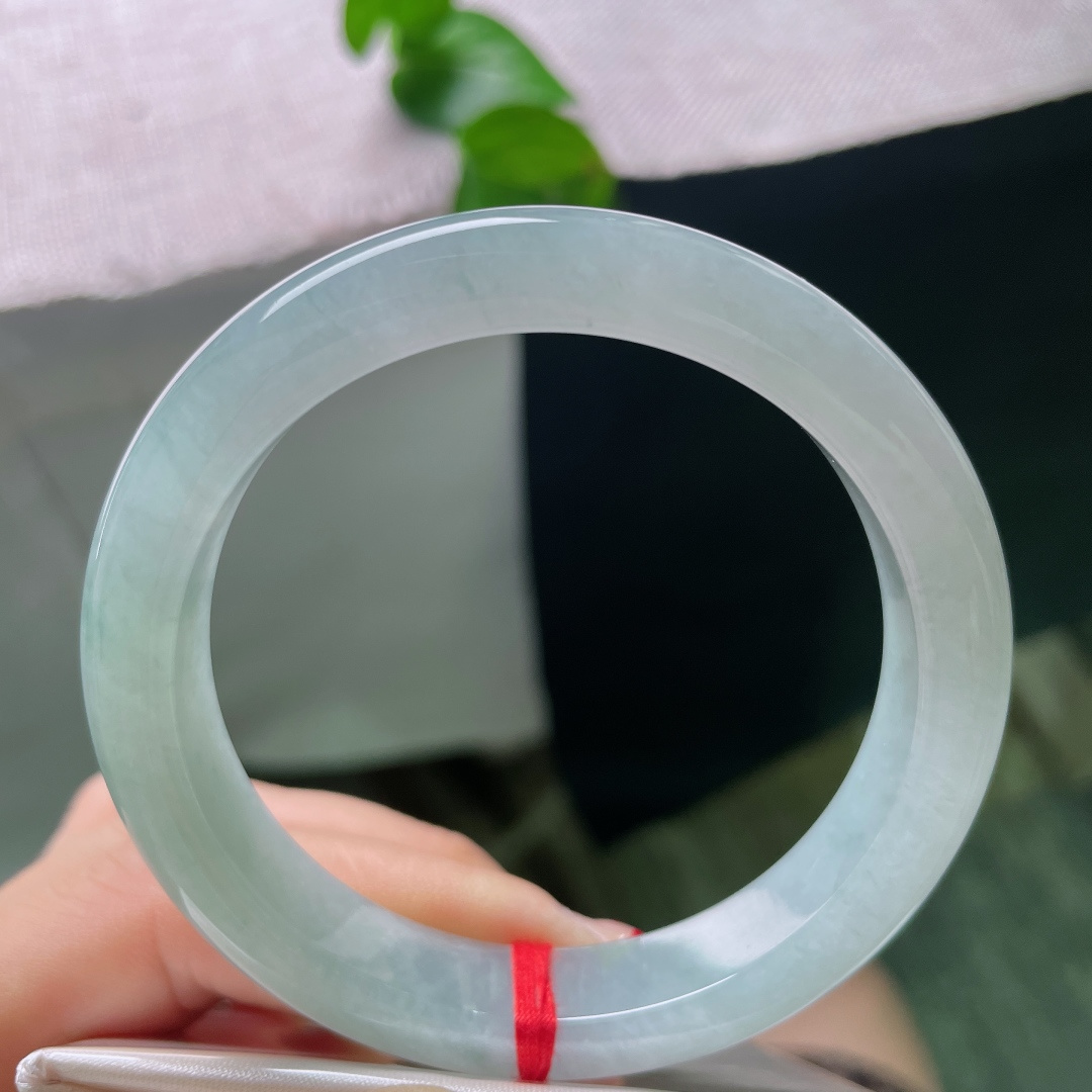 55.8/11.5/8.8，飘花正圈，无裂，浅青底色干净澄澈，像雨后山间清溪，清清爽爽，自带沁人心脾的凉意。ss55716a。