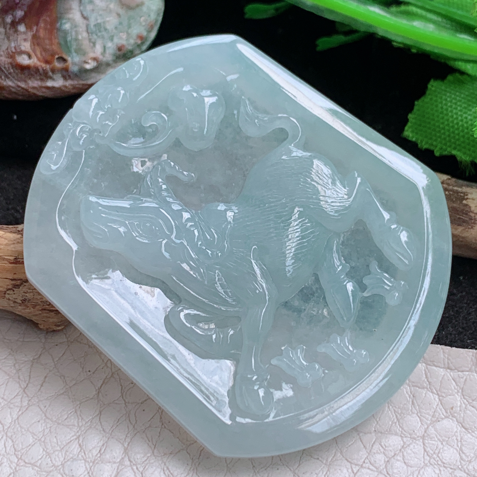 ktj实拍50*42.3*6缅甸翡翠a货精雕浅绿扭转乾坤 生肖牛玉吊坠