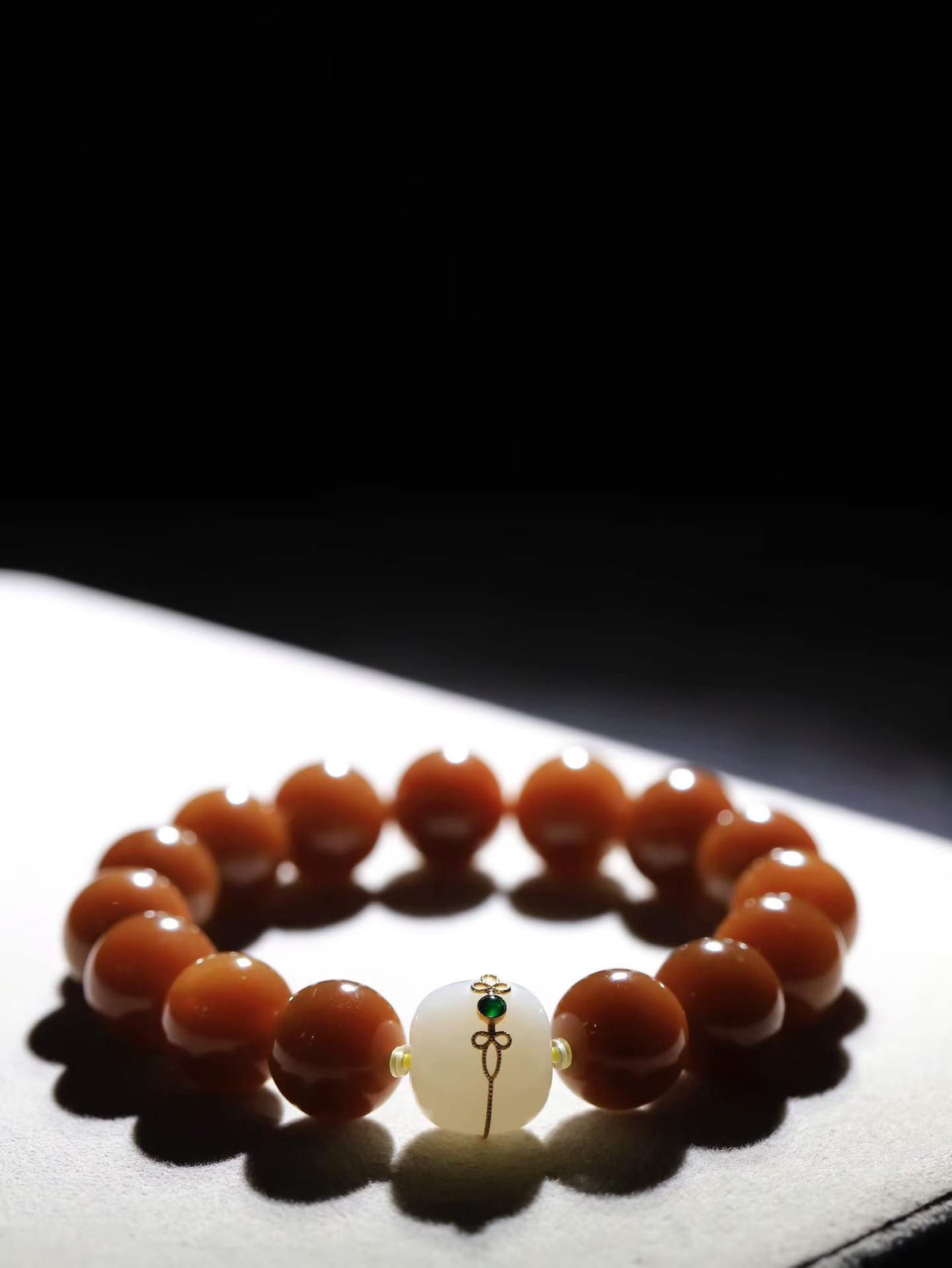 【珠圆玉润.手串】

精品️和田玉糖玉珠圆玉润手串 玉质温润细腻  整串打磨圆润，佩戴舒适。珠珠落玉盘，间关莺语花底滑，一生美好时光，无论身在何处，都有它相伴相守。事事顺遂，幸福美满，吉祥如意。重43.41克 尺寸取一11.9mm FDL-16701713