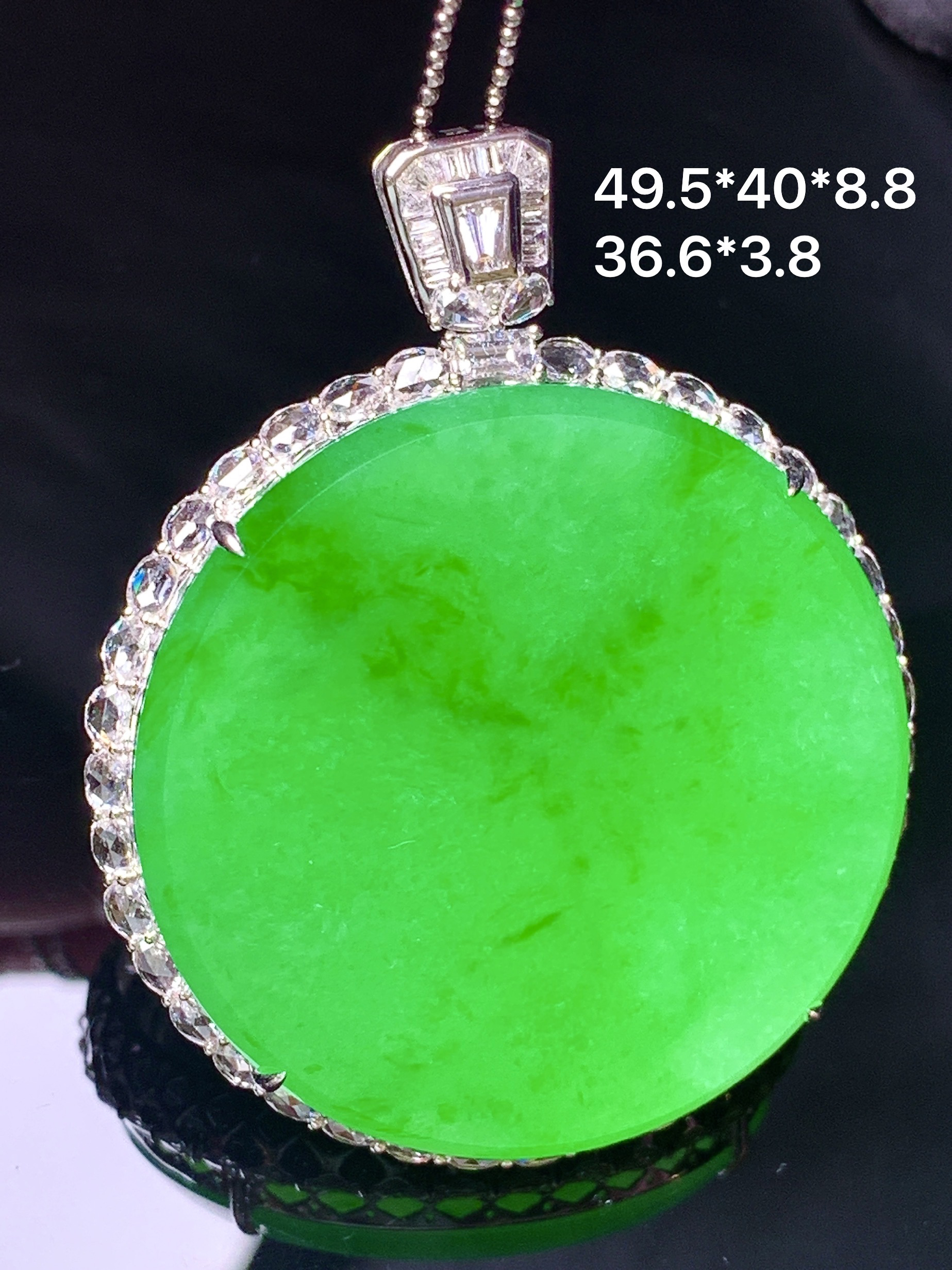 18k金钻镶嵌阳绿圆牌吊坠 玉质细腻 色泽艳丽清新 整体尺寸49.5*40*8.8 m2