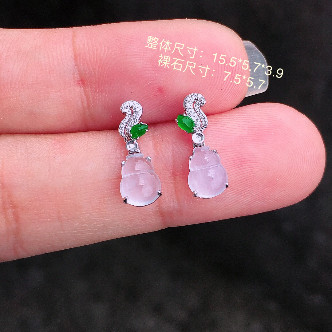 高冰葫芦耳坠，玉质细腻，荧光感超
强，饱满圆润，简单大方，尽显优雅气质，18k
金豪华镶嵌