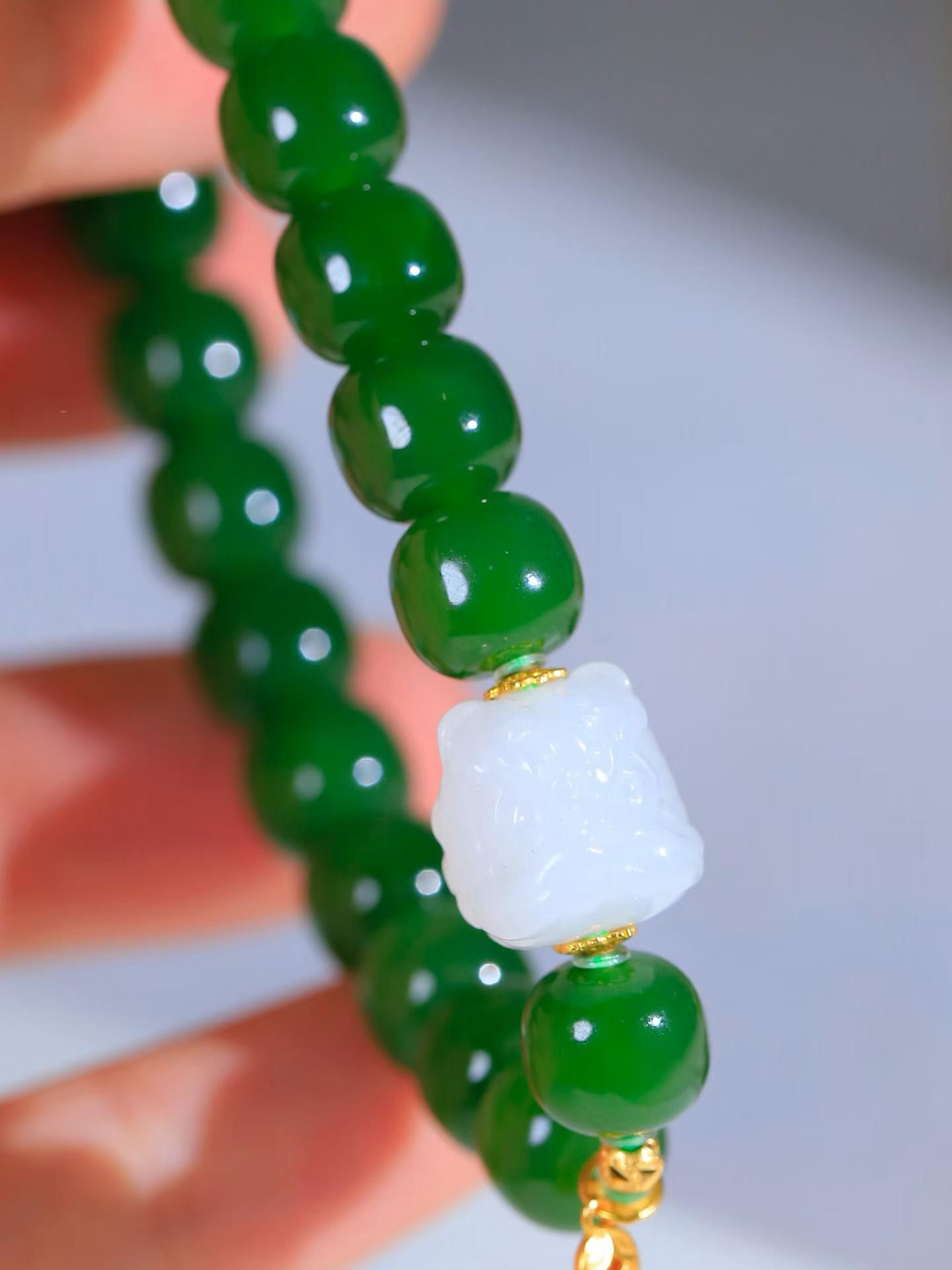 （老型珠.手串）

精品️和田玉碧玉老型珠手串，也可做手持，玉质细腻油润 饱满光滑 质朴无华，悠远简单，人心境界远，百世修炼深，心灵常驻善意持，觉悟人生百世修。重27.28克    尺寸取一8-9mm    54701700L