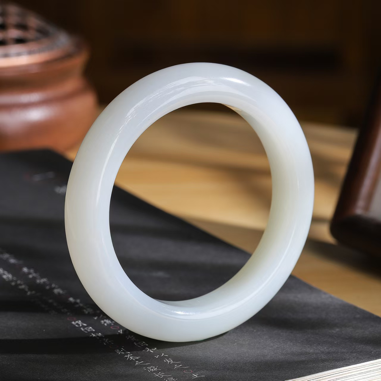 【柔情素语·手镯】

精品️和田玉白玉手镯，玉质细腻温润，手感舒适，️线条流畅，简约大气，美