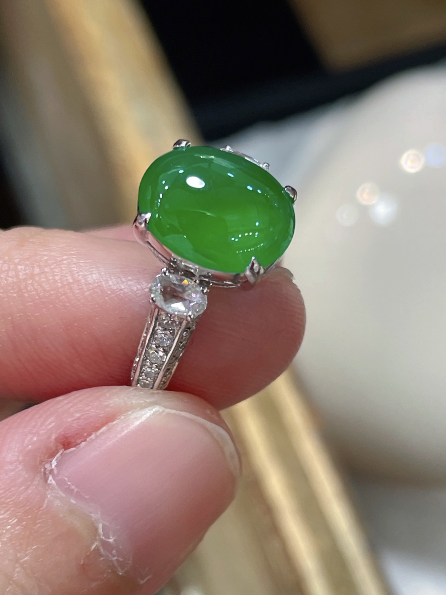 ️ 性比高 翡翠蛋面戒指，形状饱满圆润 品相特别好，满色，品相好 胶感十足，10.8-8.9-4.