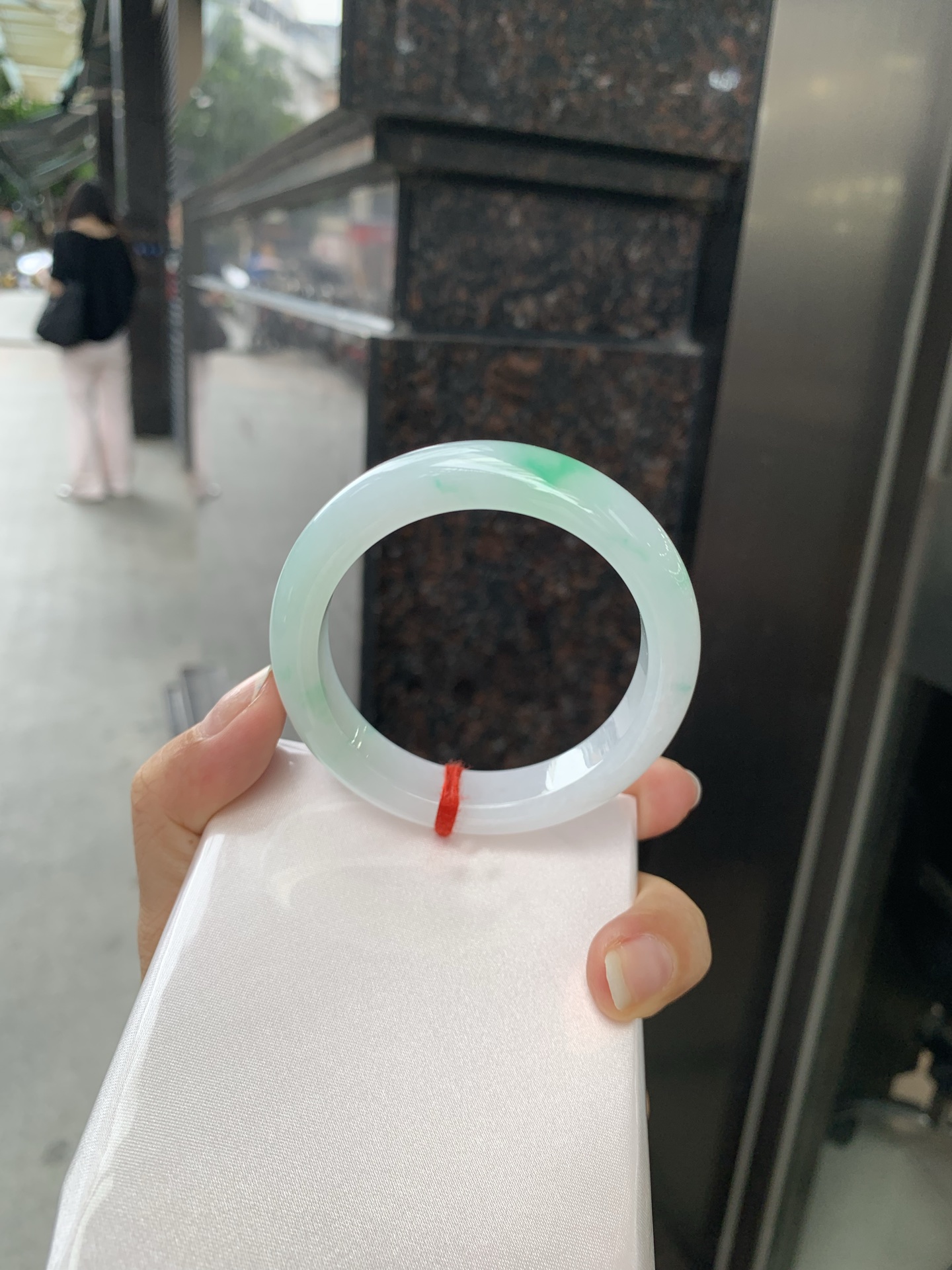 白底青正圈 54-8.4-11.7 0717-N1222 打灯细纹，不影响，底妆白净水润，阳绿花点缀，镯色生香，腕间之美，水润中透着灵气，仙气缭绕，温婉可人，举手投足间皆是美好