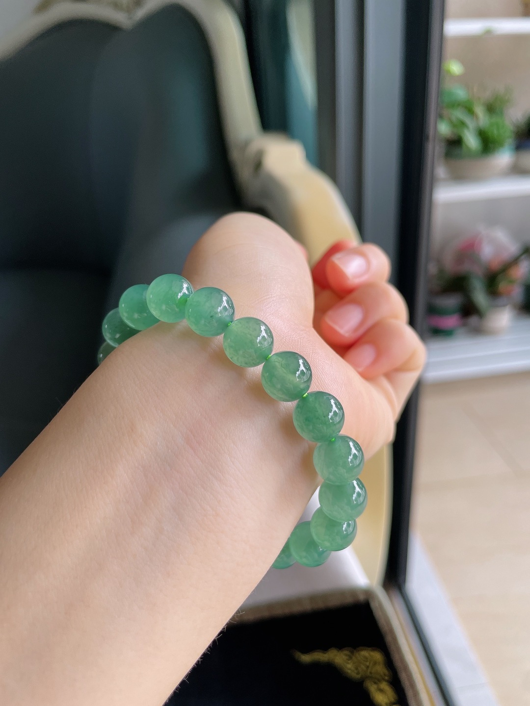 ️天然翡翠A货，冰满绿冰绿手串，尺寸：10mm。【编3355】
