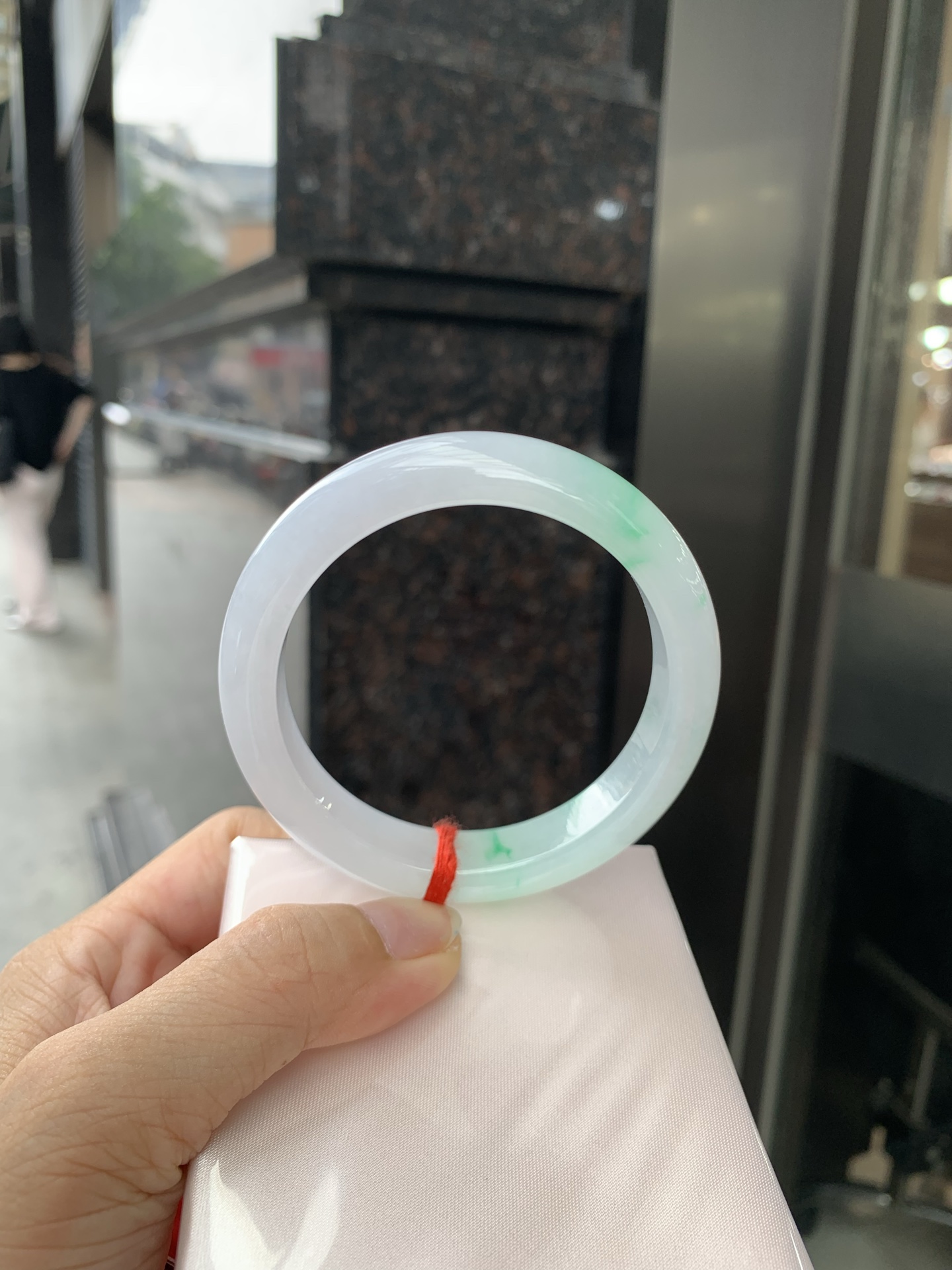 白底青正圈 56-8-11.6 0717-N1221 打灯细纹，不影响，底妆白净水润，阳绿花点缀，镯色生香，腕间之美，水润中透着灵气，仙气缭绕，温婉可人，举手投足间皆是美好