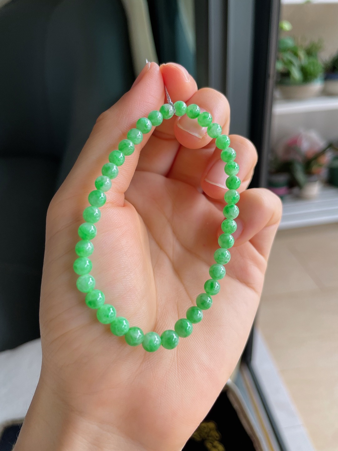 缅甸天然翡翠A货，冰飘绿手串，尺寸：5mm。【编2555】