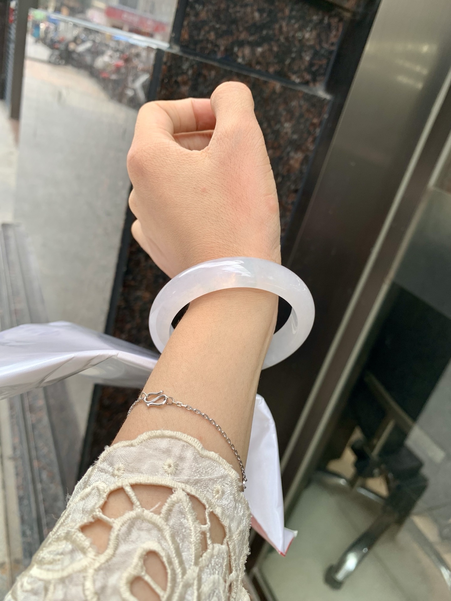 白冰正圈 52.6-7.5-11.8 0717-N1218 打灯细纹，不影响，底妆冰润细腻，清爽耐看的白冰淡晴绿，底色均匀，夏季美好的冰凉感，时而绿时而蓝，随光线变化如梦如幻。
