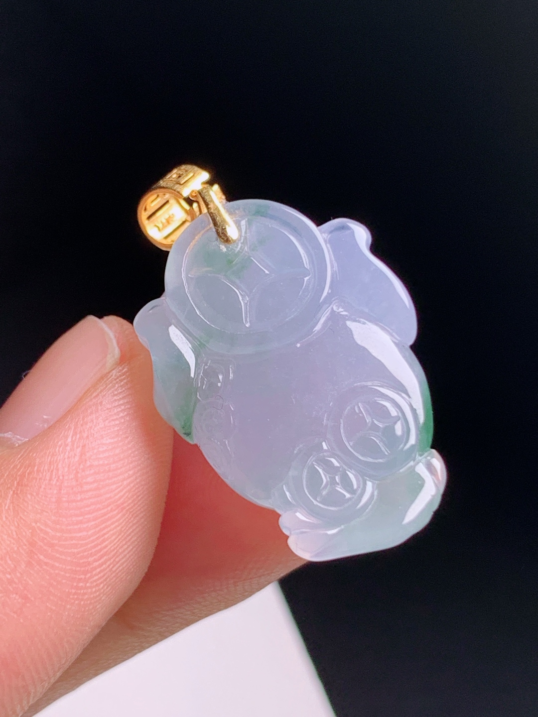冰飘花金蟾吊坠，紫绿交融韵味雅致，立体雕件饱满圆润