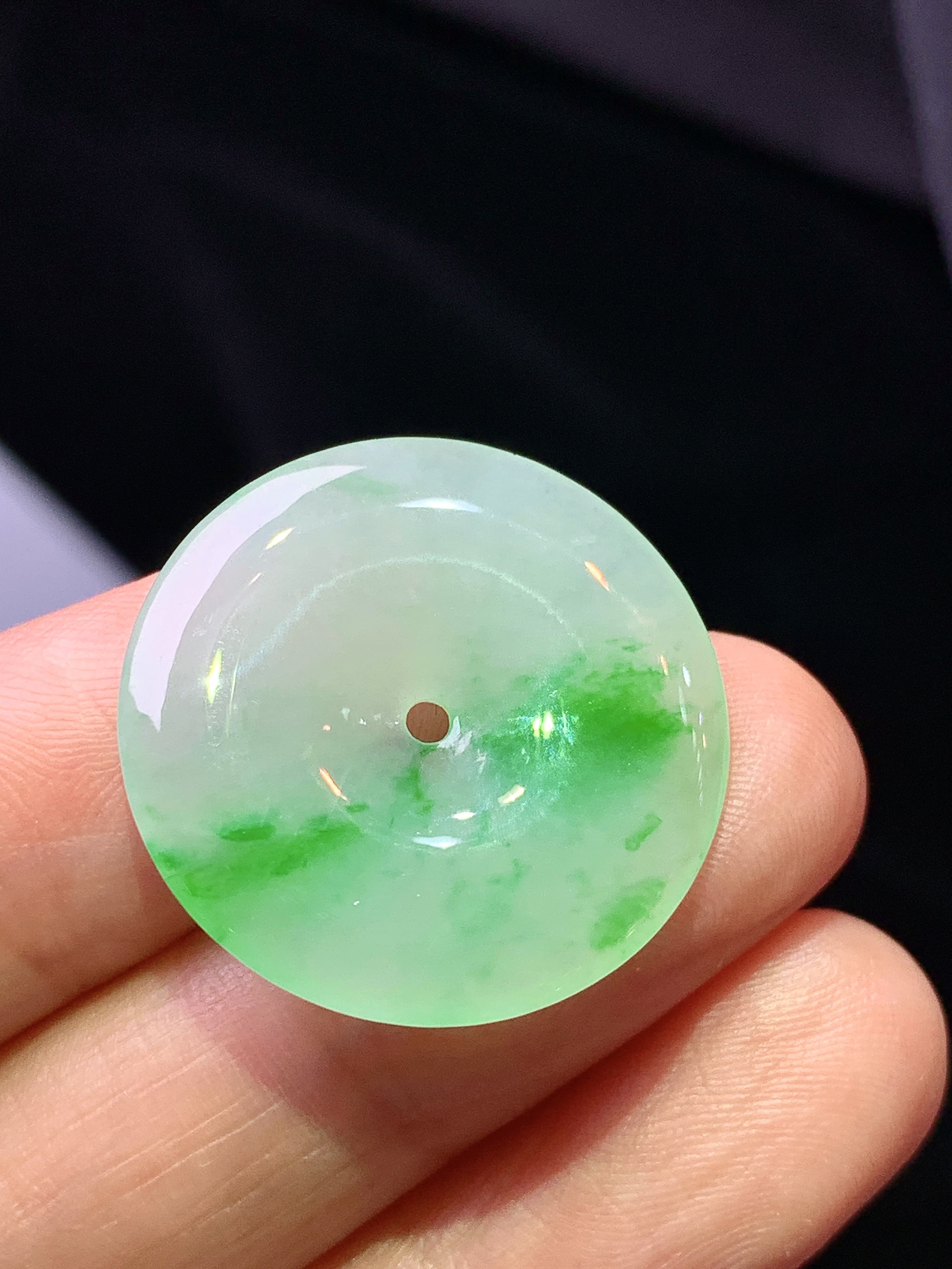 飘绿平安扣吊坠 玉质细腻 色泽艳丽清新 整体尺寸24*3.6 c2