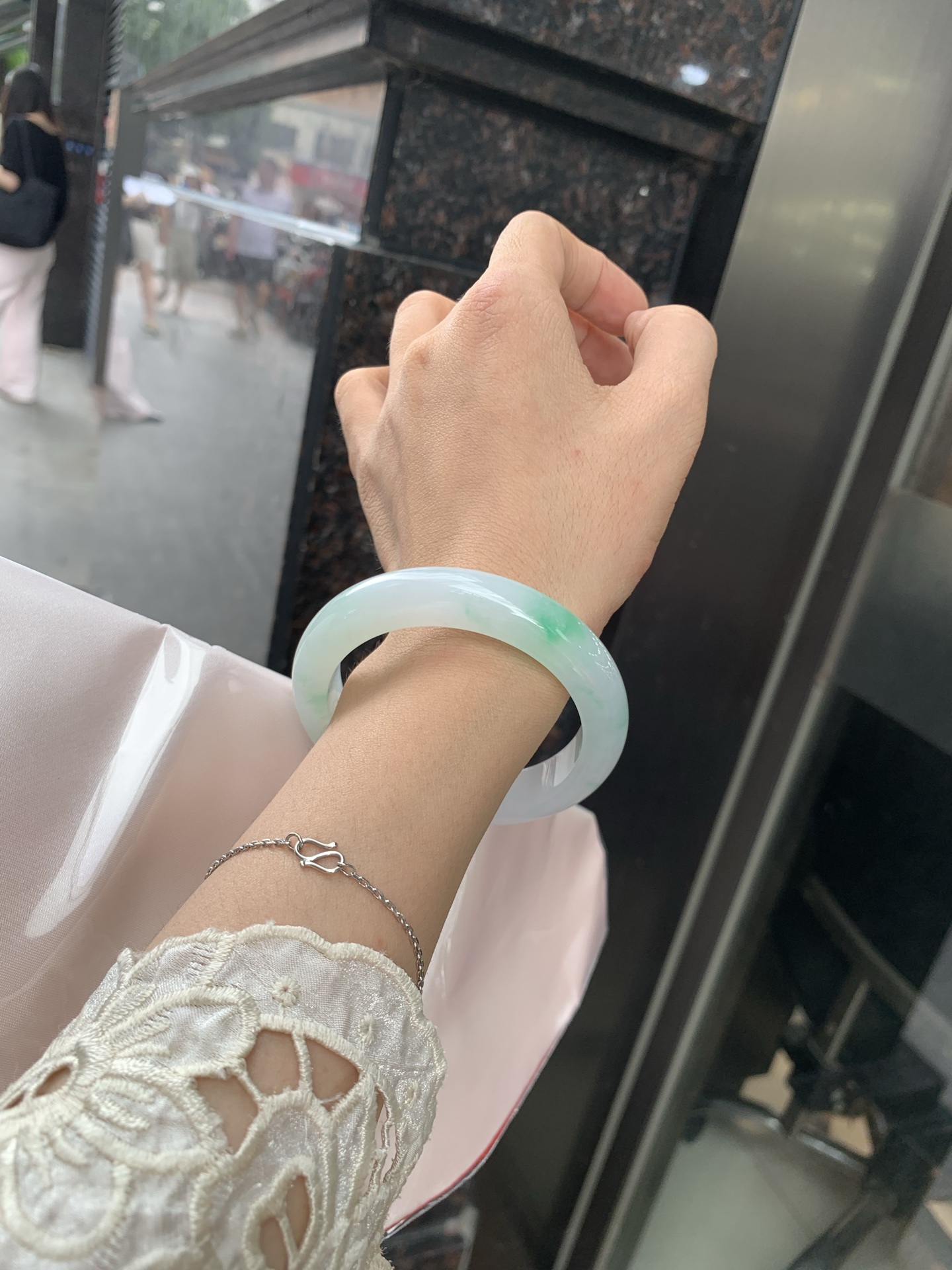 白底青正圈 54-8.4-11.7 0717-N1222 打灯细纹，不影响，底妆白净水润，阳绿花点缀，镯色生香，腕间之美，水润中透着灵气，仙气缭绕，温婉可人，举手投足间皆是美好