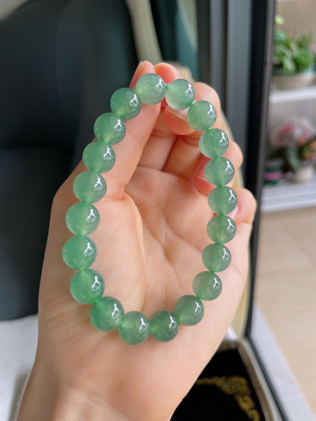 ️天然翡翠A货，冰满绿冰绿手串，尺寸：10mm。【编3355】
