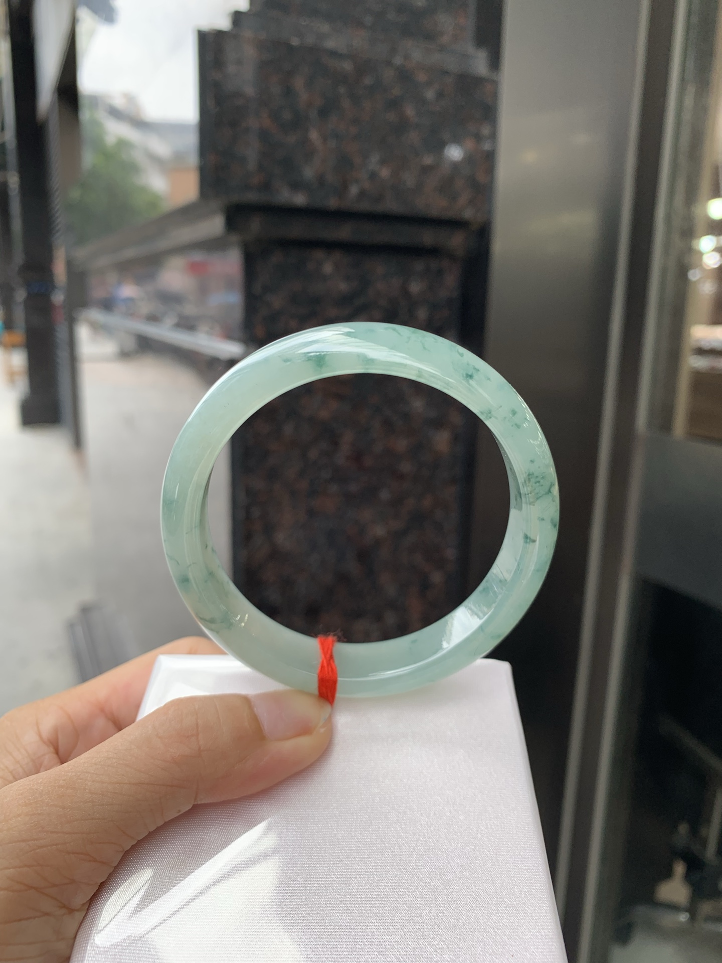 冰飘花正圈 59.8-7.3-12.7 0717-4A166 无裂，底妆胶润，冰底中开出了朵朵蓝花，飘花灵动飘逸，勾勒出一幅唯美诗意的山水意境画，古典优雅又秀气