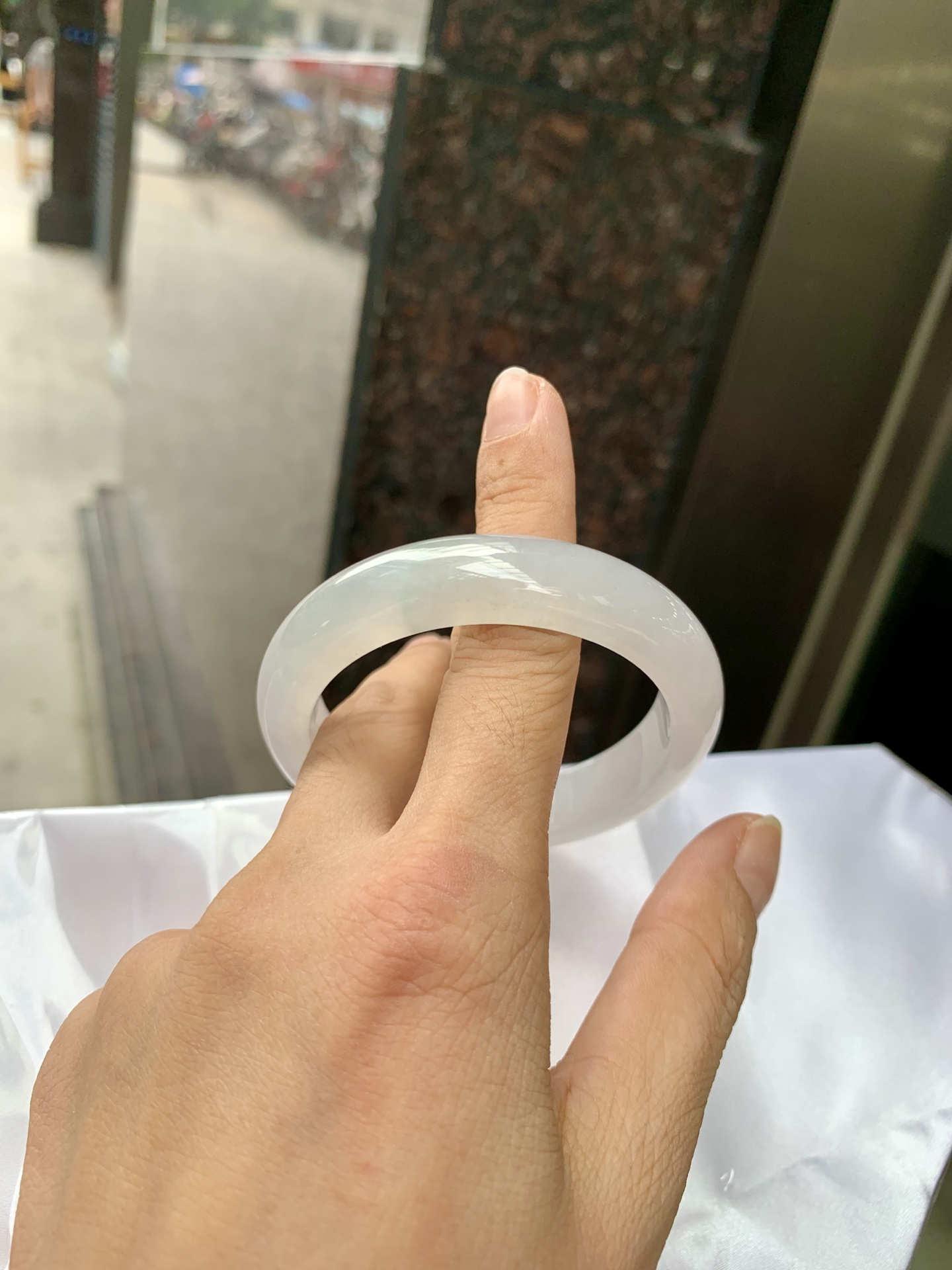 白冰正圈 52.6-7.5-11.8 0717-N1218 打灯细纹，不影响，底妆冰润细腻，清爽耐看的白冰淡晴绿，底色均匀，夏季美好的冰凉感，时而绿时而蓝，随光线变化如梦如幻。