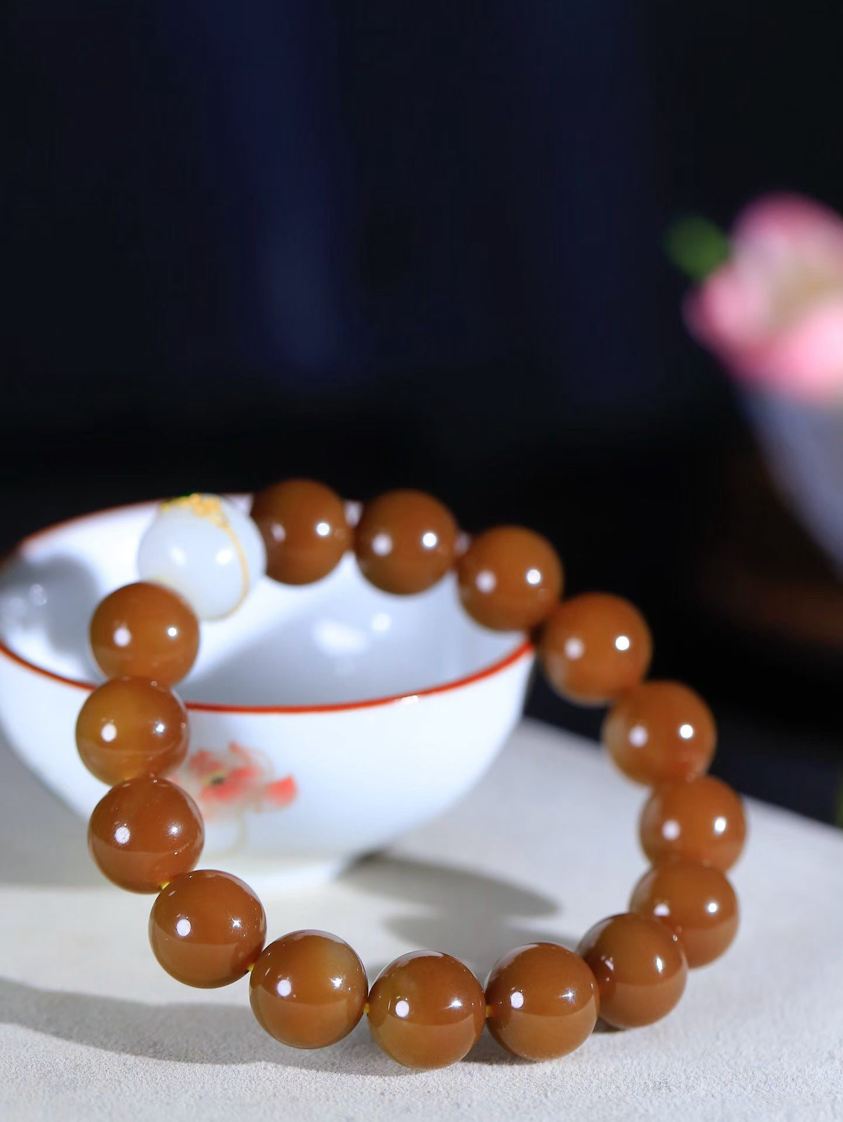 【珠圆玉润.手串】

精品️和田玉糖玉珠圆玉润手串 玉质温润细腻  整串打磨圆润，佩戴舒适。珠珠落玉盘，间关莺语花底滑，一生美好时光，无论身在何处，都有它相伴相守。事事顺遂，幸福美满，吉祥如意。重43.41克 尺寸取一11.9mm FDL-16701713