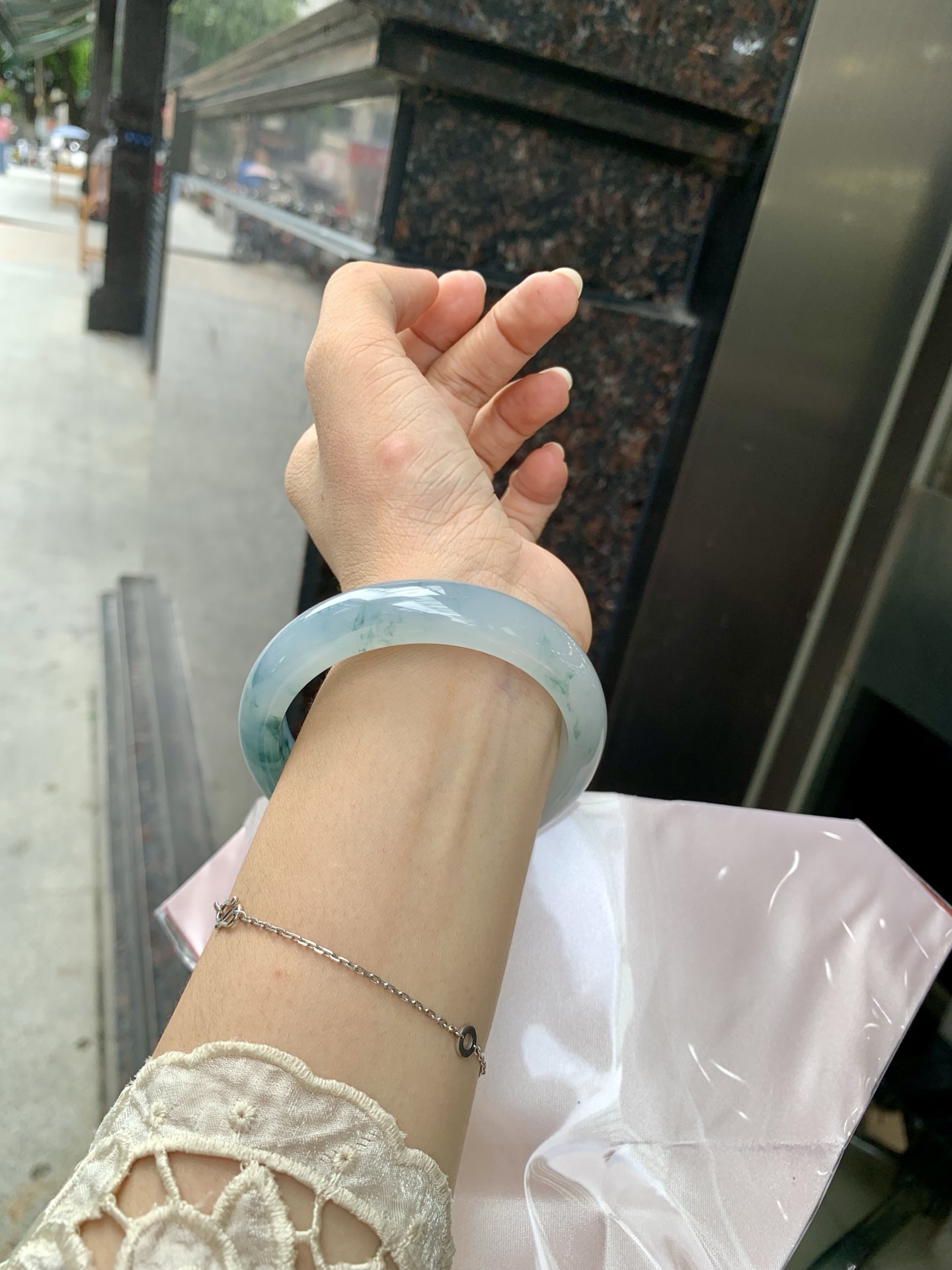 冰飘花正圈 56.8-7.8-12.8 0717-131w4 无裂，底妆胶润，冰底中开出了朵朵蓝花，飘花灵动飘逸，勾勒出一幅唯美诗意的山水意境画，古典优雅又秀气