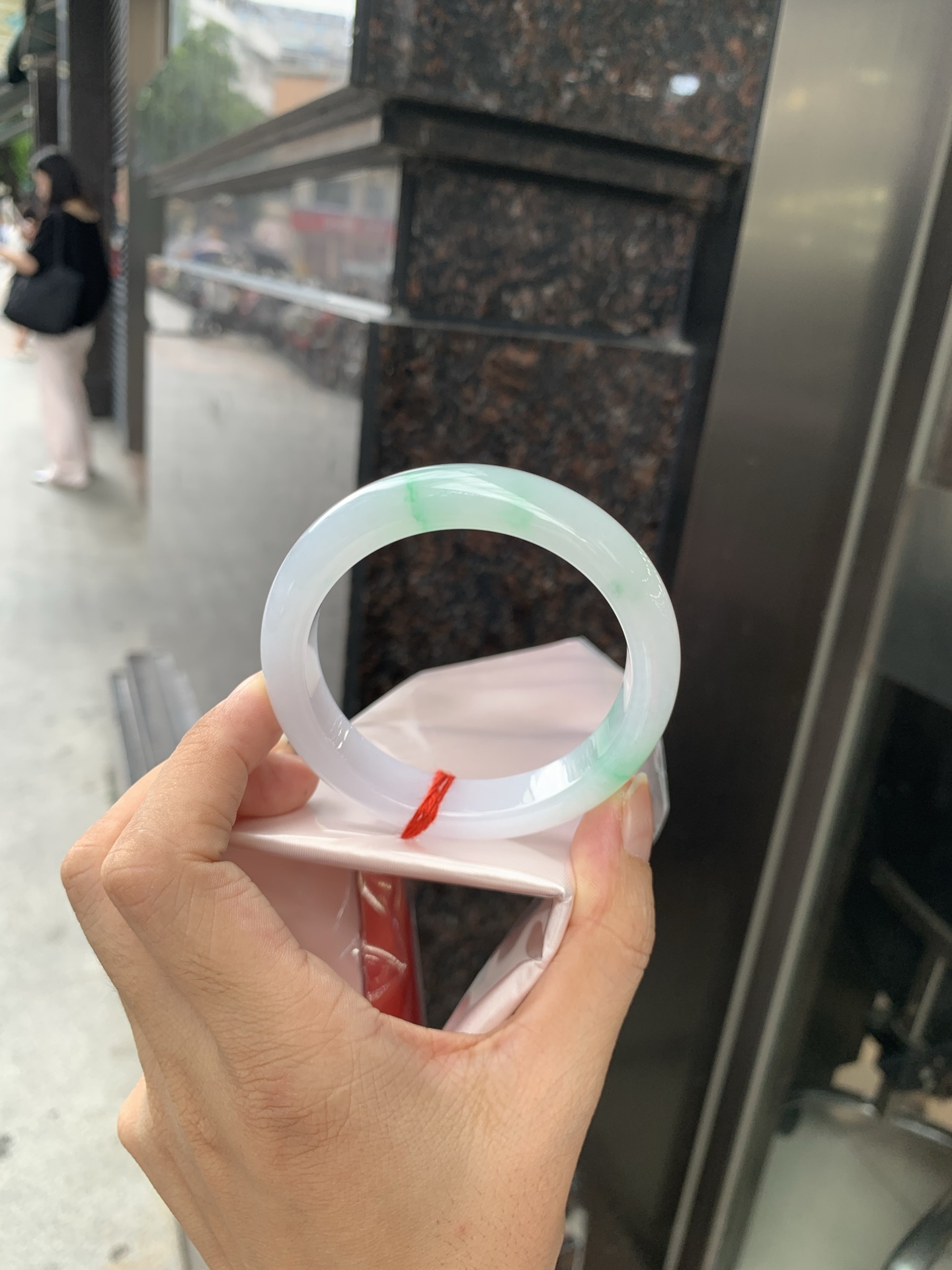 白底青正圈 56-8-11.6 0717-N1221 打灯细纹，不影响，底妆白净水润，阳绿花点缀，镯色生香，腕间之美，水润中透着灵气，仙气缭绕，温婉可人，举手投足间皆是美好