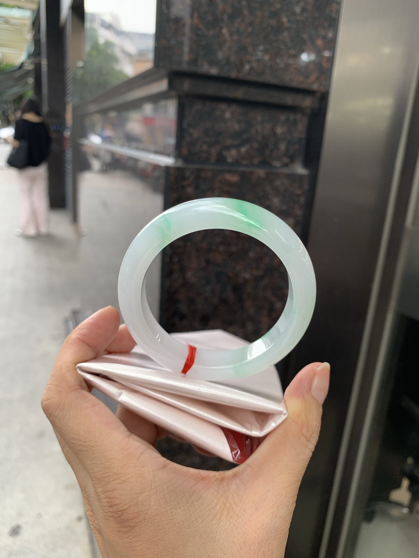 白底青正圈 54-8.4-11.7 0717-N1222 打灯细纹，不影响，底妆白净水润，阳绿花点缀，镯色生香，腕间之美，水润中透着灵气，仙气缭绕，温婉可人，举手投足间皆是美好