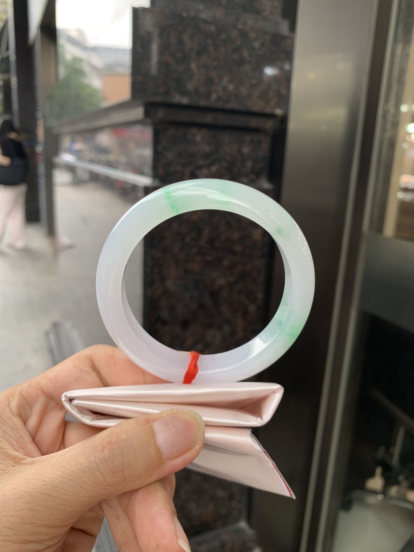 白底青正圈 56-8-11.6 0717-N1221 打灯细纹，不影响，底妆白净水润，阳绿花点缀，镯