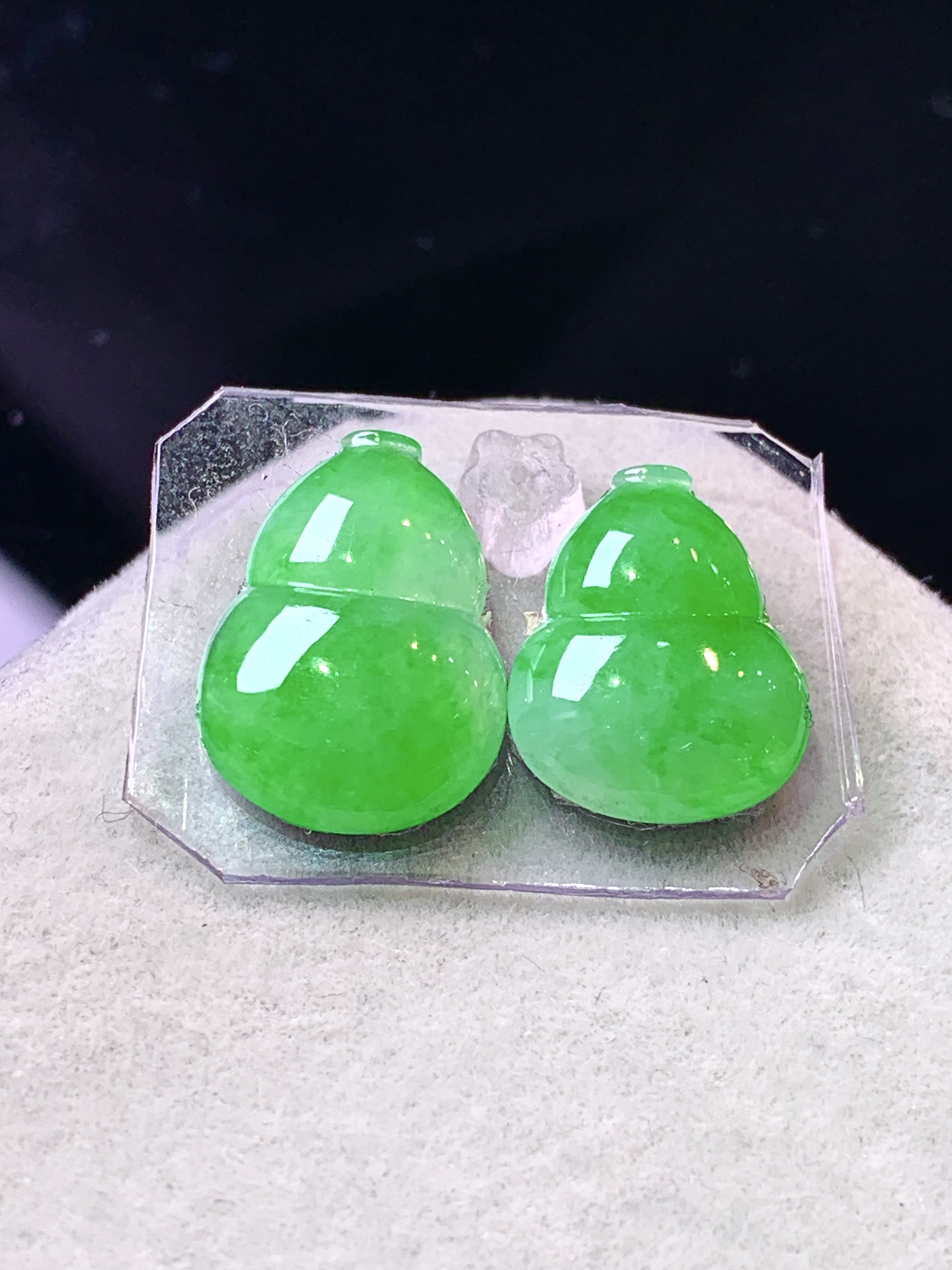 镶嵌款 阳绿葫芦一对 玉质细腻 色泽艳丽清新 整体尺寸12.5*10*3 j3