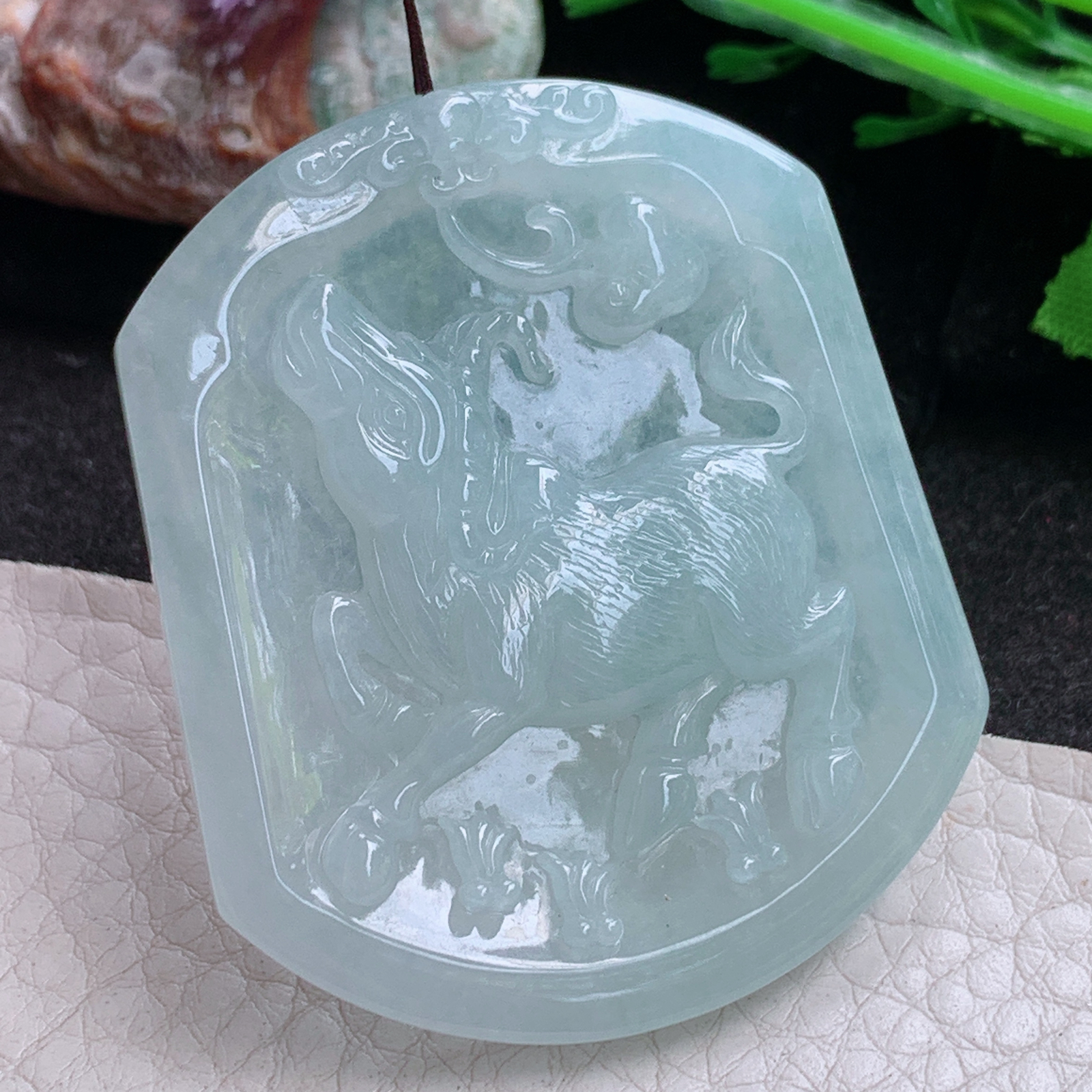 ktj实拍50*42.3*6缅甸翡翠a货精雕浅绿扭转乾坤 生肖牛玉吊坠
