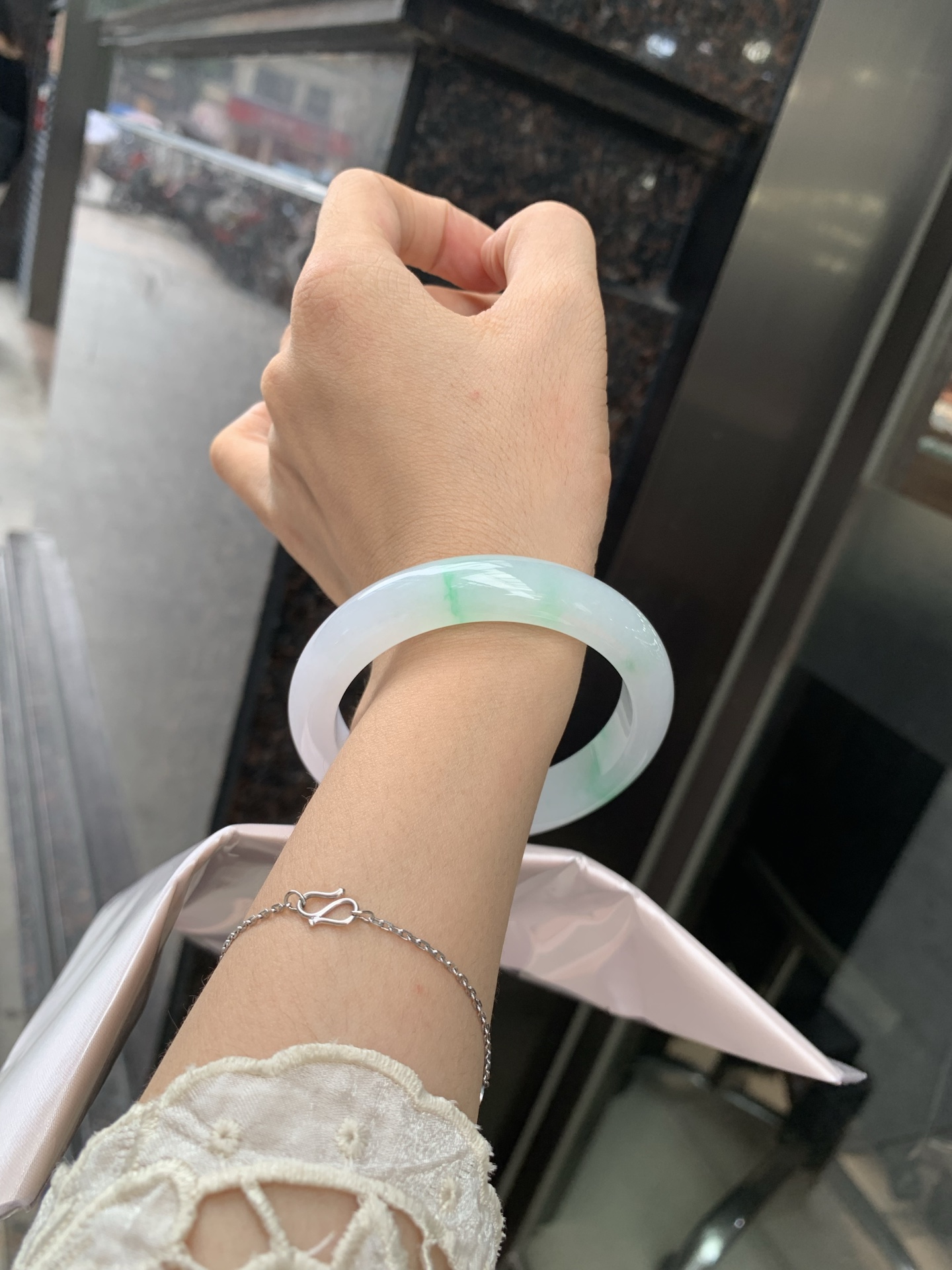 白底青正圈 56-8-11.6 0717-N1221 打灯细纹，不影响，底妆白净水润，阳绿花点缀，镯色生香，腕间之美，水润中透着灵气，仙气缭绕，温婉可人，举手投足间皆是美好