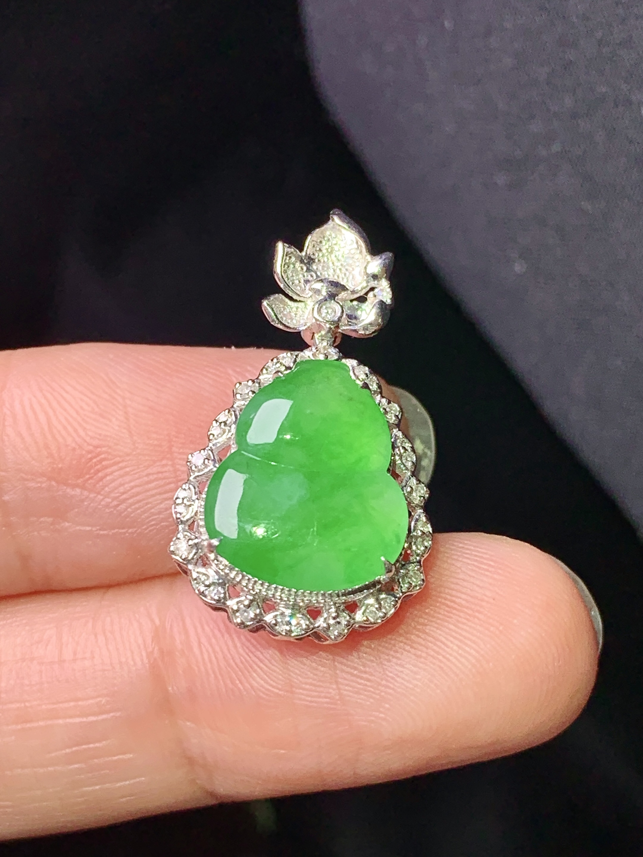18k金钻镶嵌冰阳绿葫芦吊坠 玉质细腻 色泽艳丽清新 整体尺寸25*14.3*7.8 e5