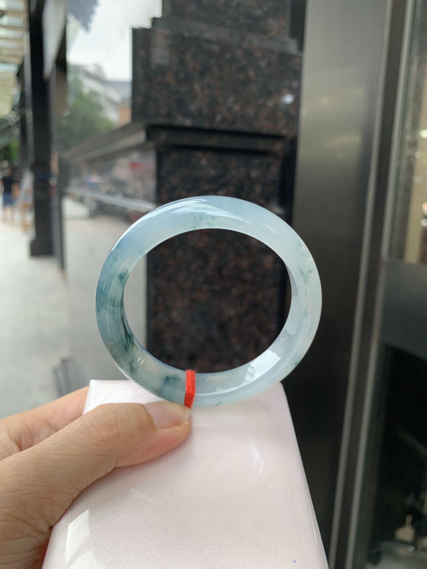 冰飘花正圈 56.8-7.8-12.8 0717-131w4 无裂，底妆胶润，冰底中开出了朵朵蓝花，飘花灵动飘逸，勾勒出一幅唯美诗意的山水意境画，古典优雅又秀气