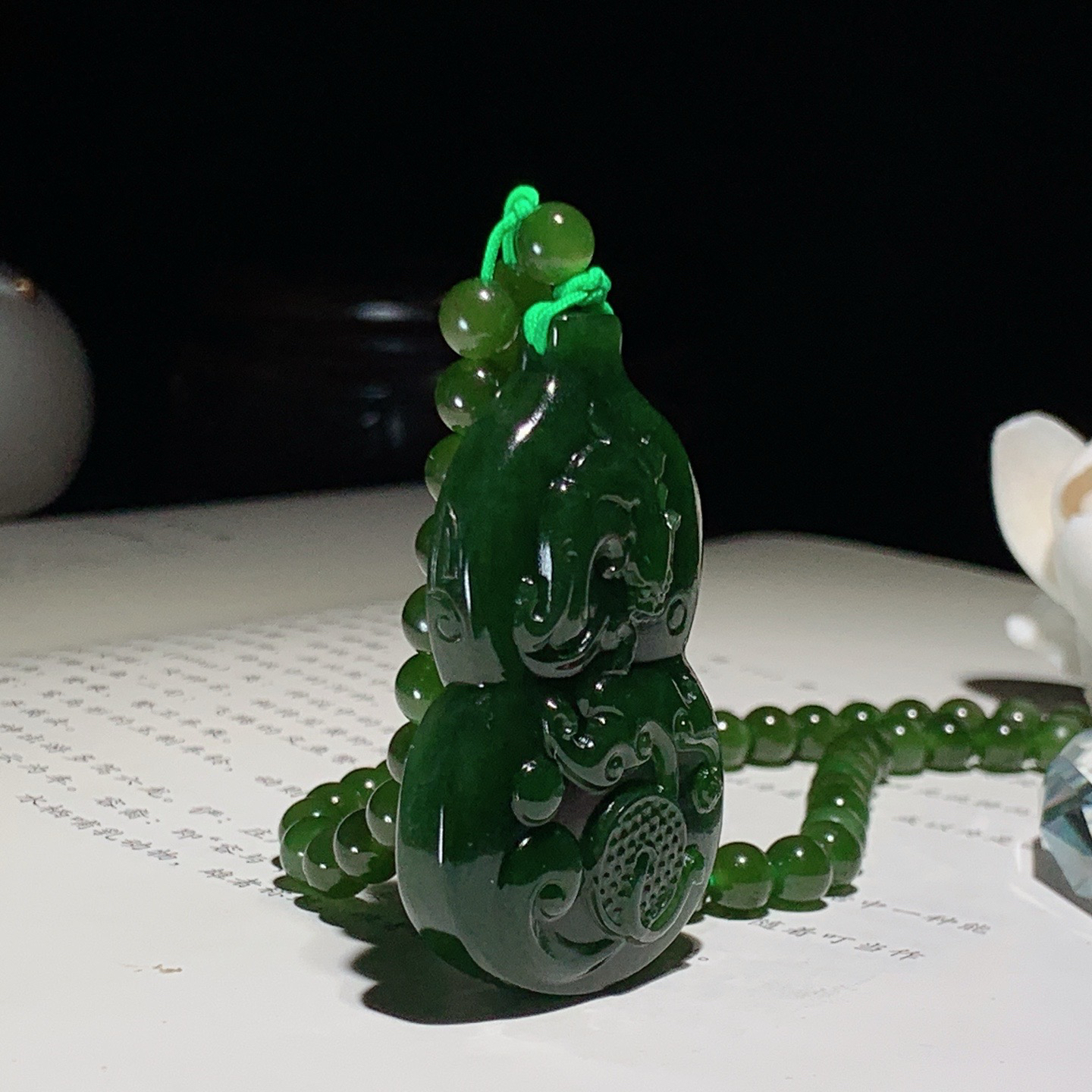 和田玉七号矿红皮料菠菜绿俄罗斯碧玉仿古龙挂件！尺寸50/32/9重63克 玉质细腻油润 底色纯净 脂