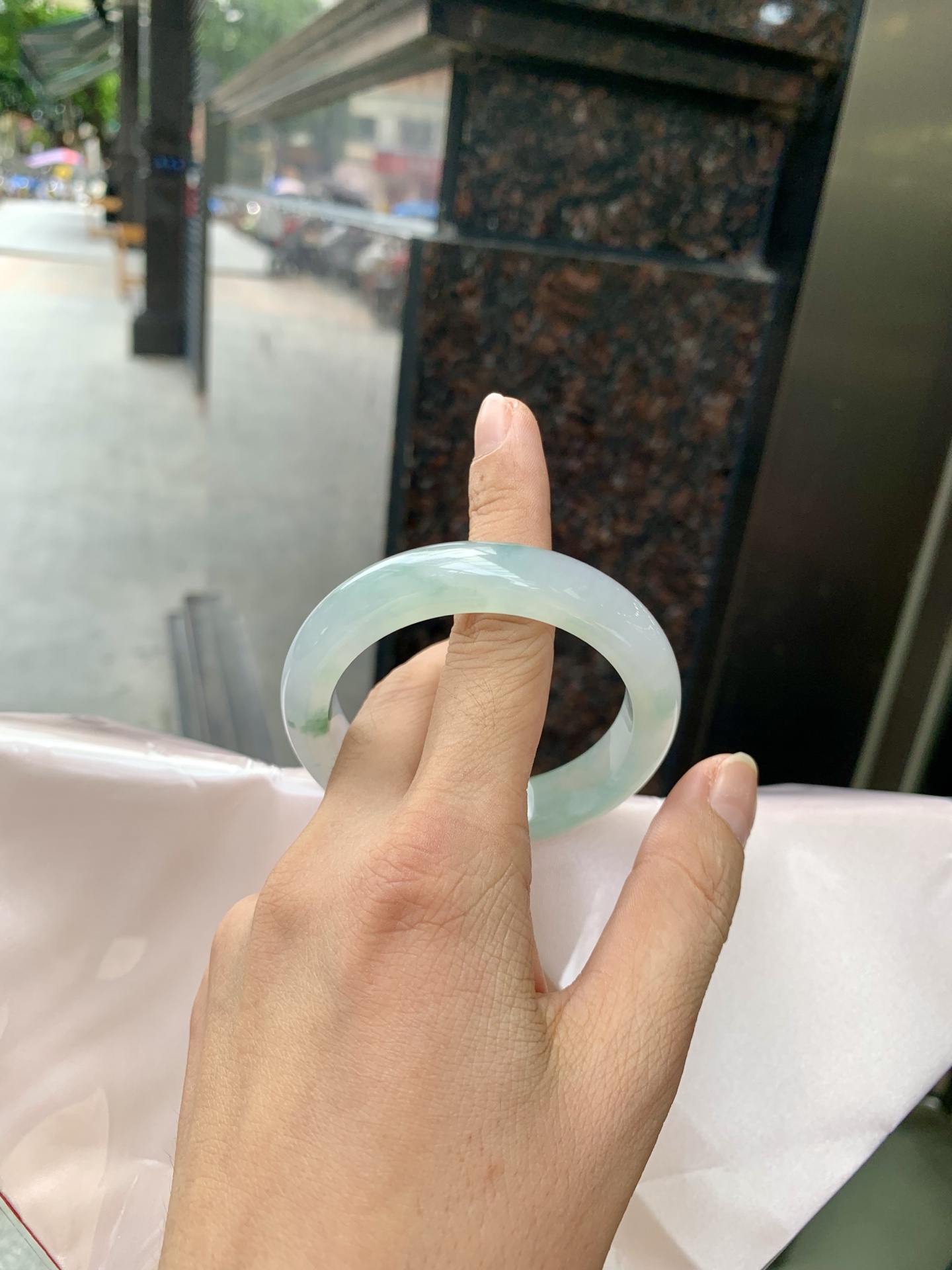 冰飘绿花正圈 51.2-7.9-11.4 0717-N1220 打灯棉线，底妆胶润细腻，简约却充满灵气，几抹绿花点缀，清新如芽，宛若自然的画卷凝结于腕间，静中带动，韵味悠长