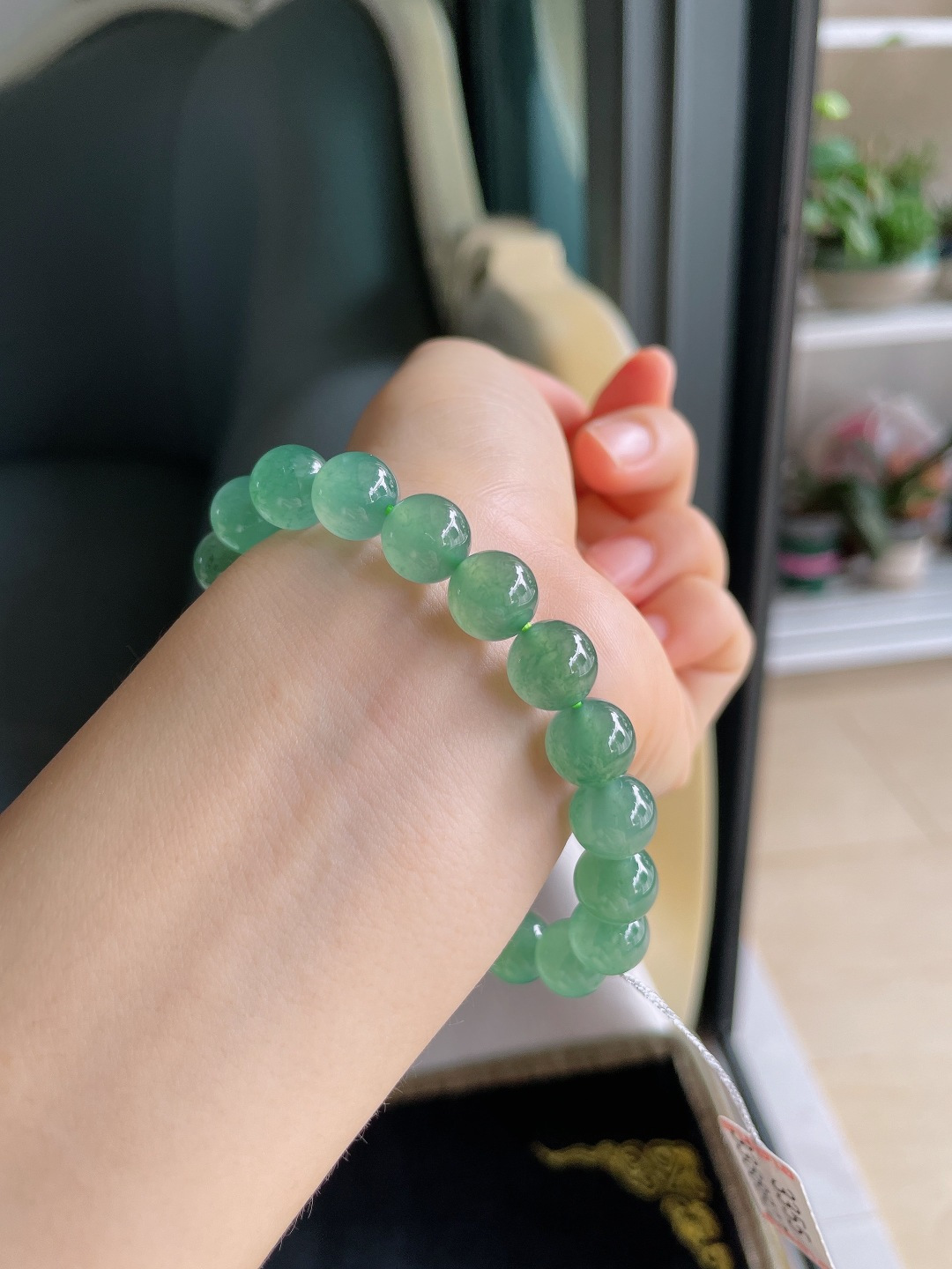 ️天然翡翠A货，冰满绿冰绿手串，尺寸：10mm。【编3355】