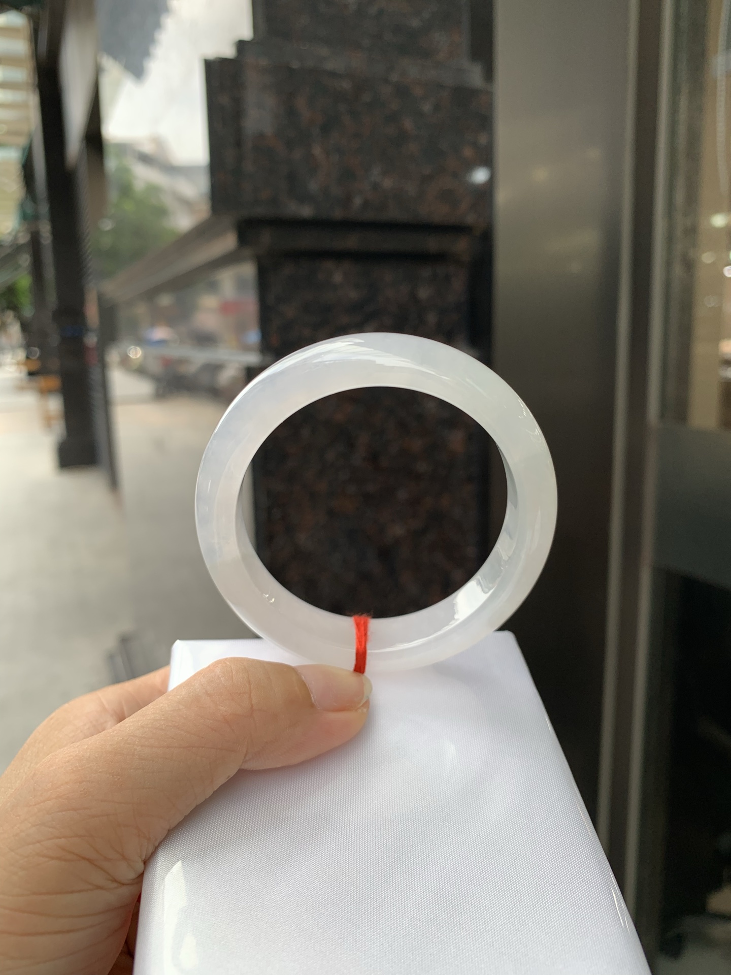 白冰正圈 52.6-7.5-11.8 0717-N1218 打灯细纹，不影响，底妆冰润细腻，清爽耐看的白冰淡晴绿，底色均匀，夏季美好的冰凉感，时而绿时而蓝，随光线变化如梦如幻。