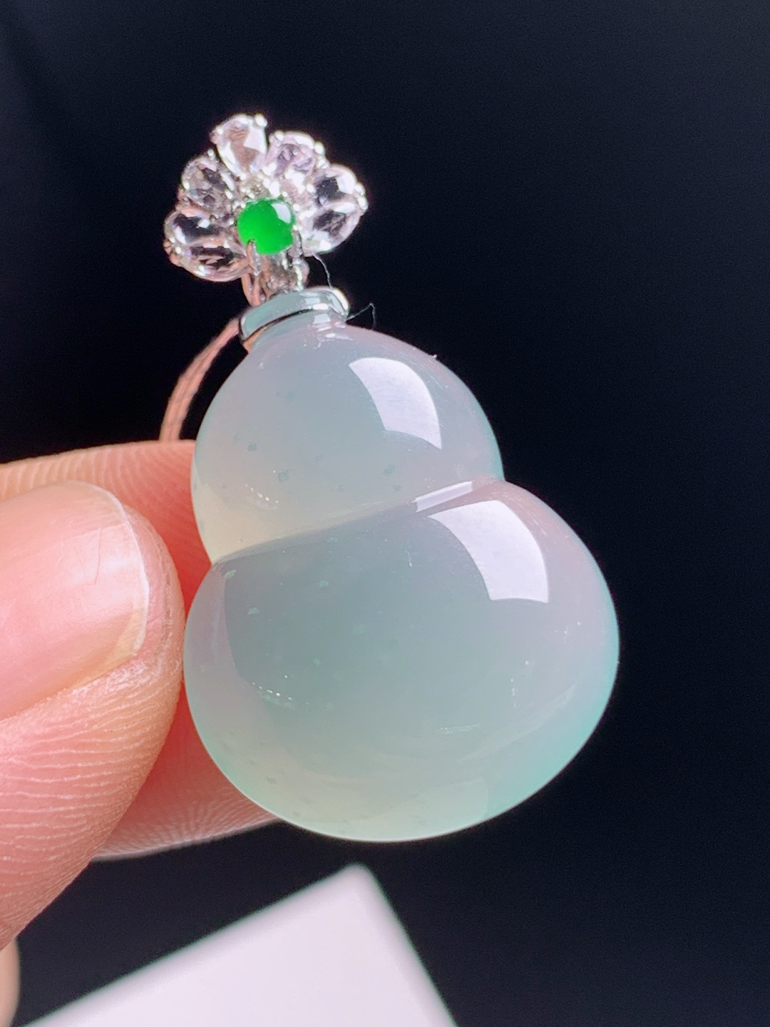 冰种葫芦吊坠，底色清透柔和起莹，器型圆润福气满满