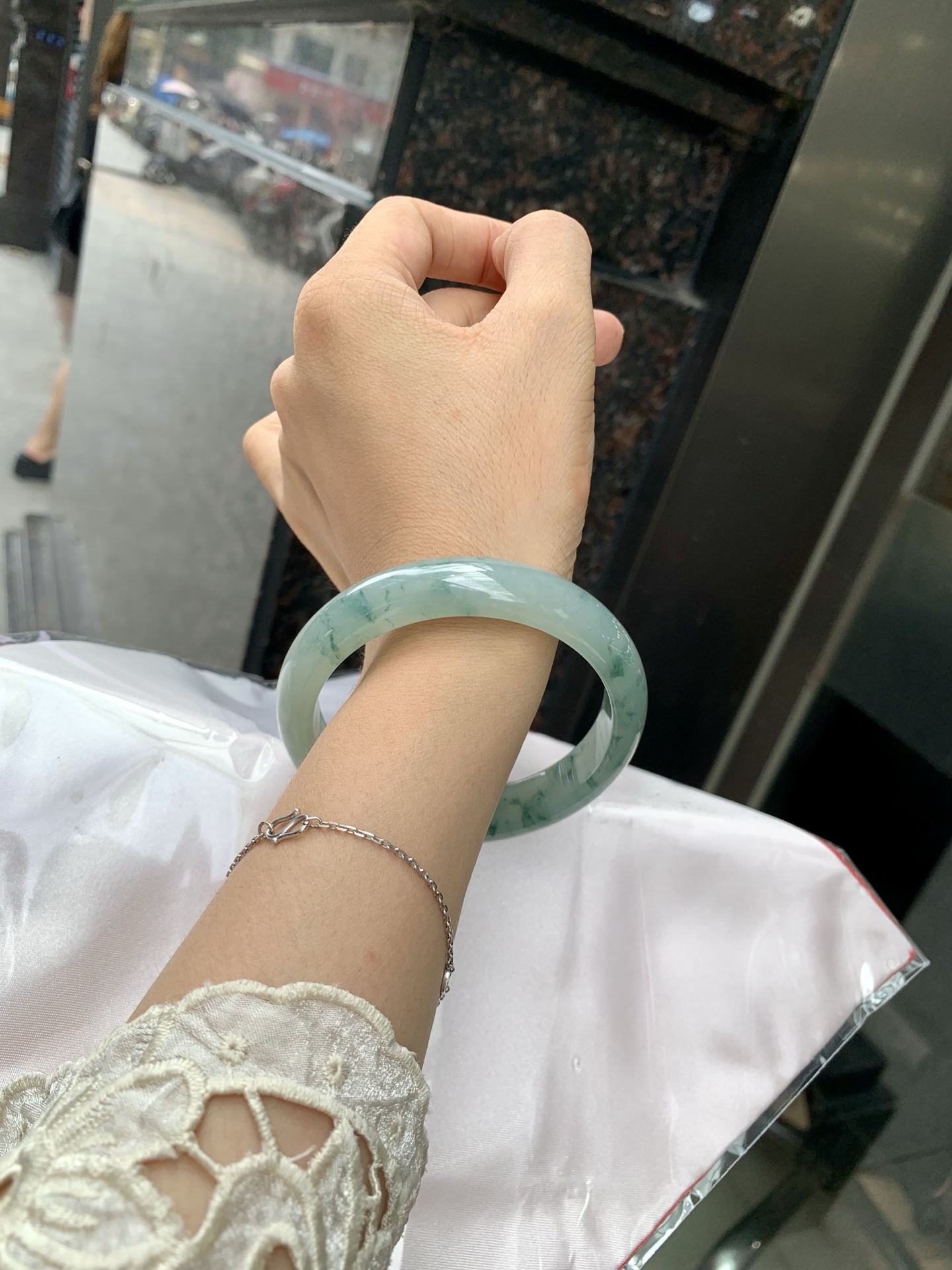 冰飘花正圈 59.8-7.3-12.7 0717-4A166 无裂，底妆胶润，冰底中开出了朵朵蓝花，飘花灵动飘逸，勾勒出一幅唯美诗意的山水意境画，古典优雅又秀气