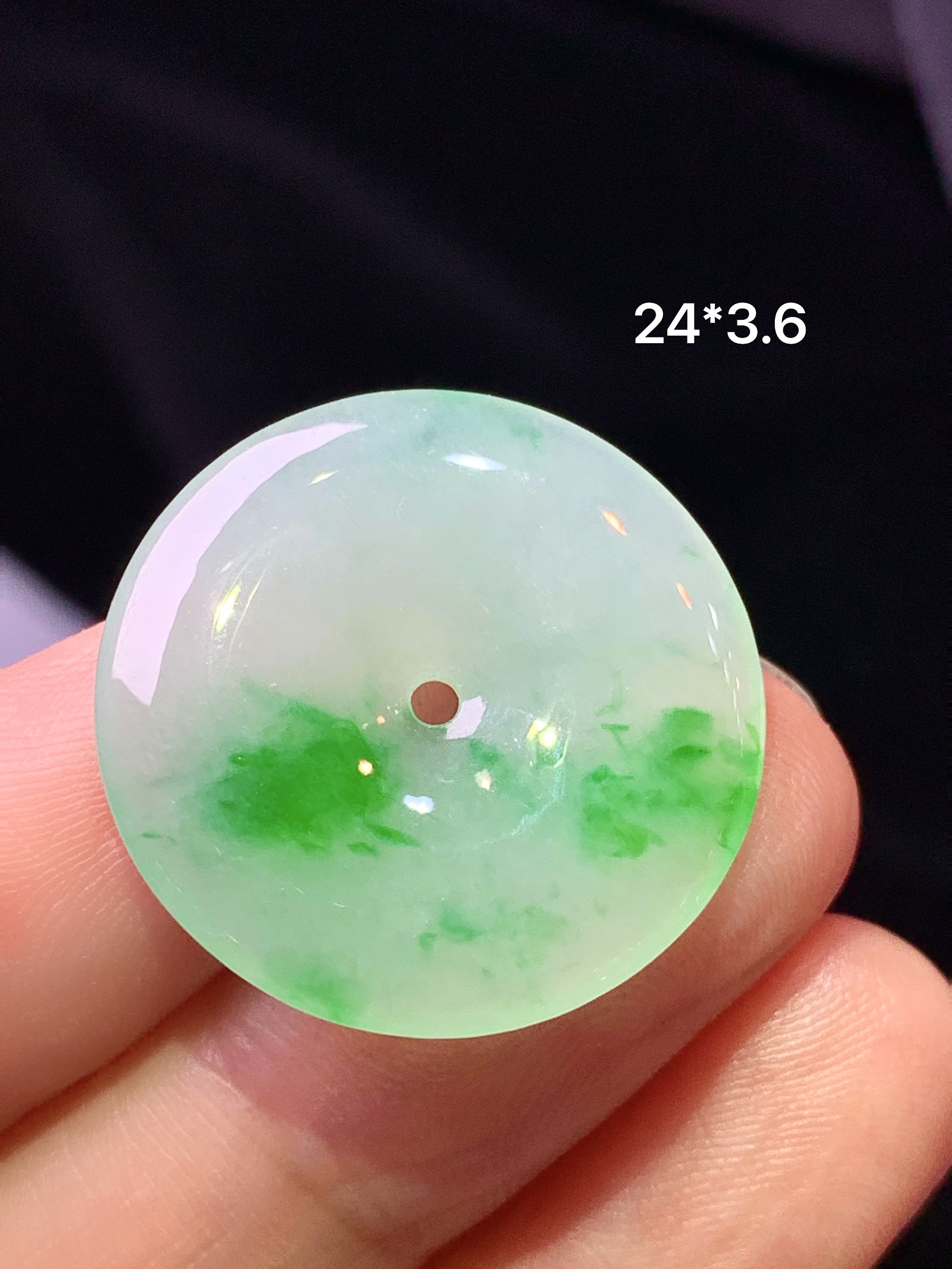 飘绿平安扣吊坠 玉质细腻 色泽艳丽清新 整体尺寸24*3.6 c2