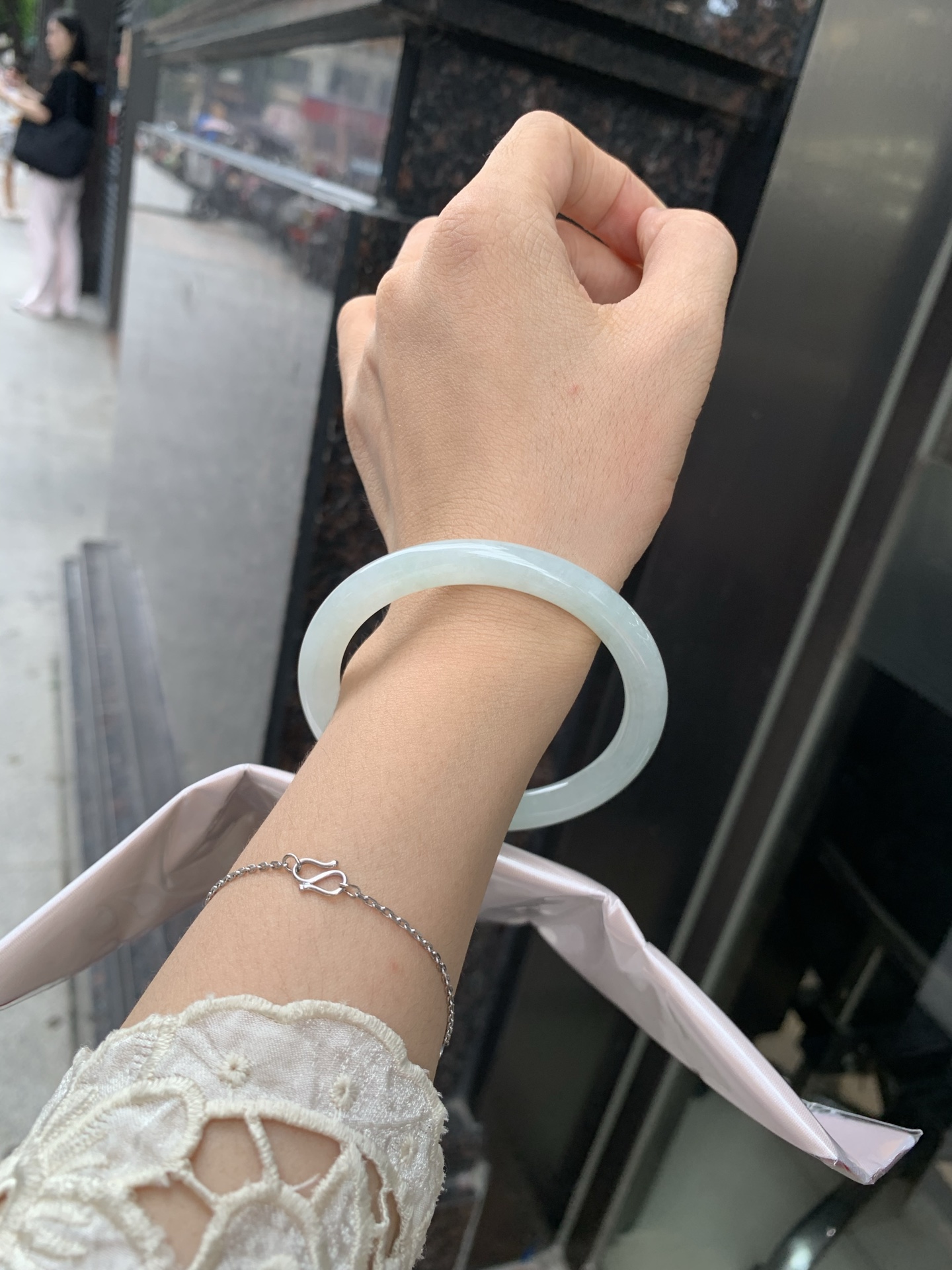 浅绿底圆条 56.8-7.5-7.4 0717-N1167 打灯细纹，不影响，底妆水润，满圈浅绿底色均匀分布，像初春嫩芽落入清泉，均匀柔和，抬眼就是一片宁静感
