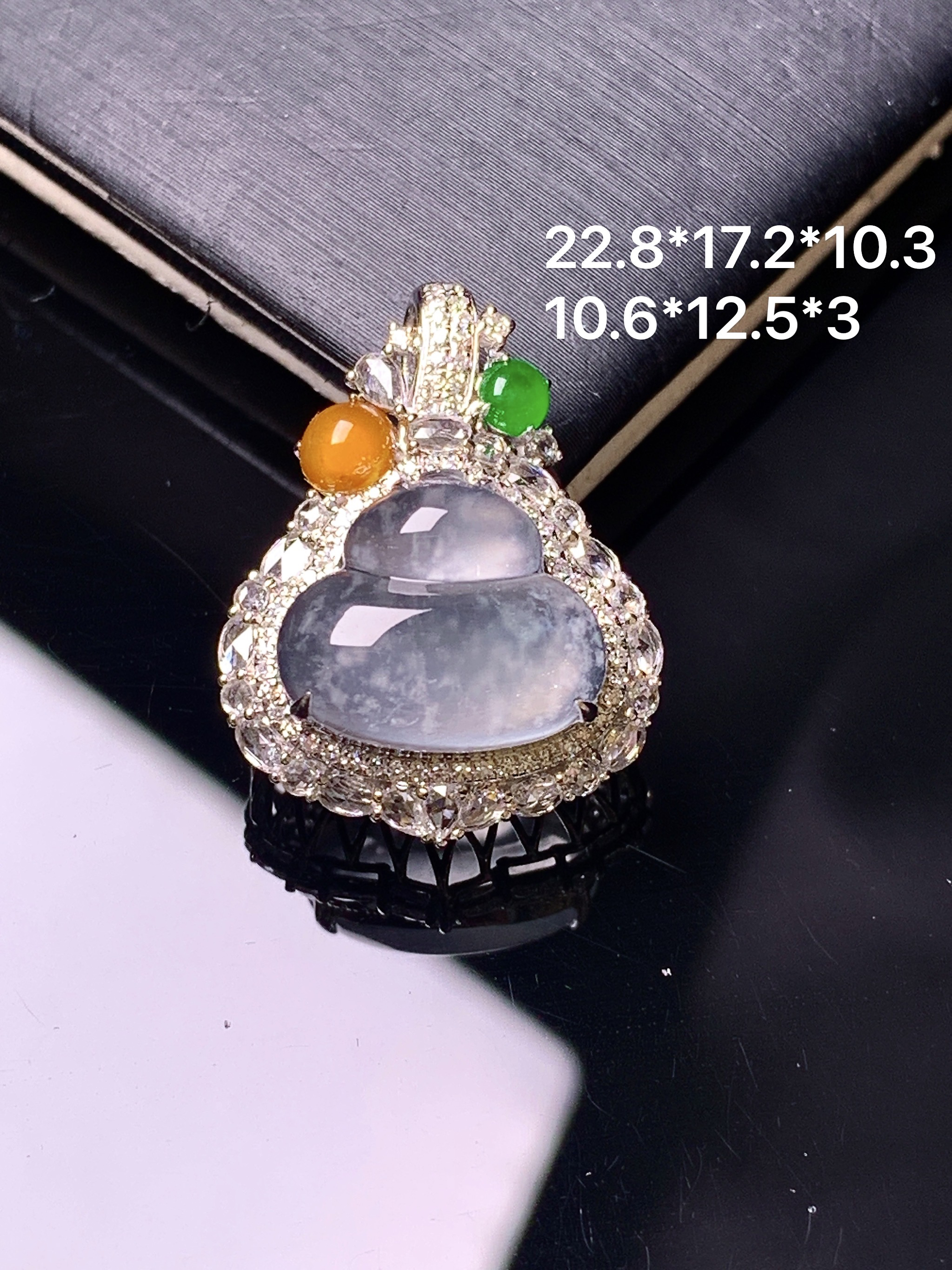 18k金钻镶嵌冰种葫芦吊坠 玉质细腻 色泽艳丽清新 整体尺寸22.8*17.2*10.3 e5