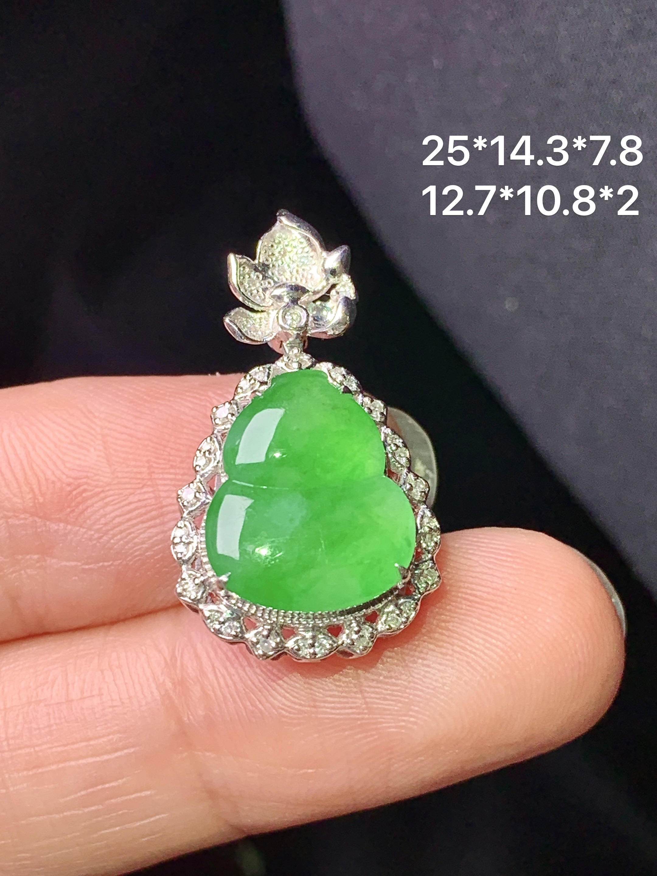 18k金钻镶嵌冰阳绿葫芦吊坠 玉质细腻 色泽艳丽清新 整体尺寸25*14.3*7.8 e5