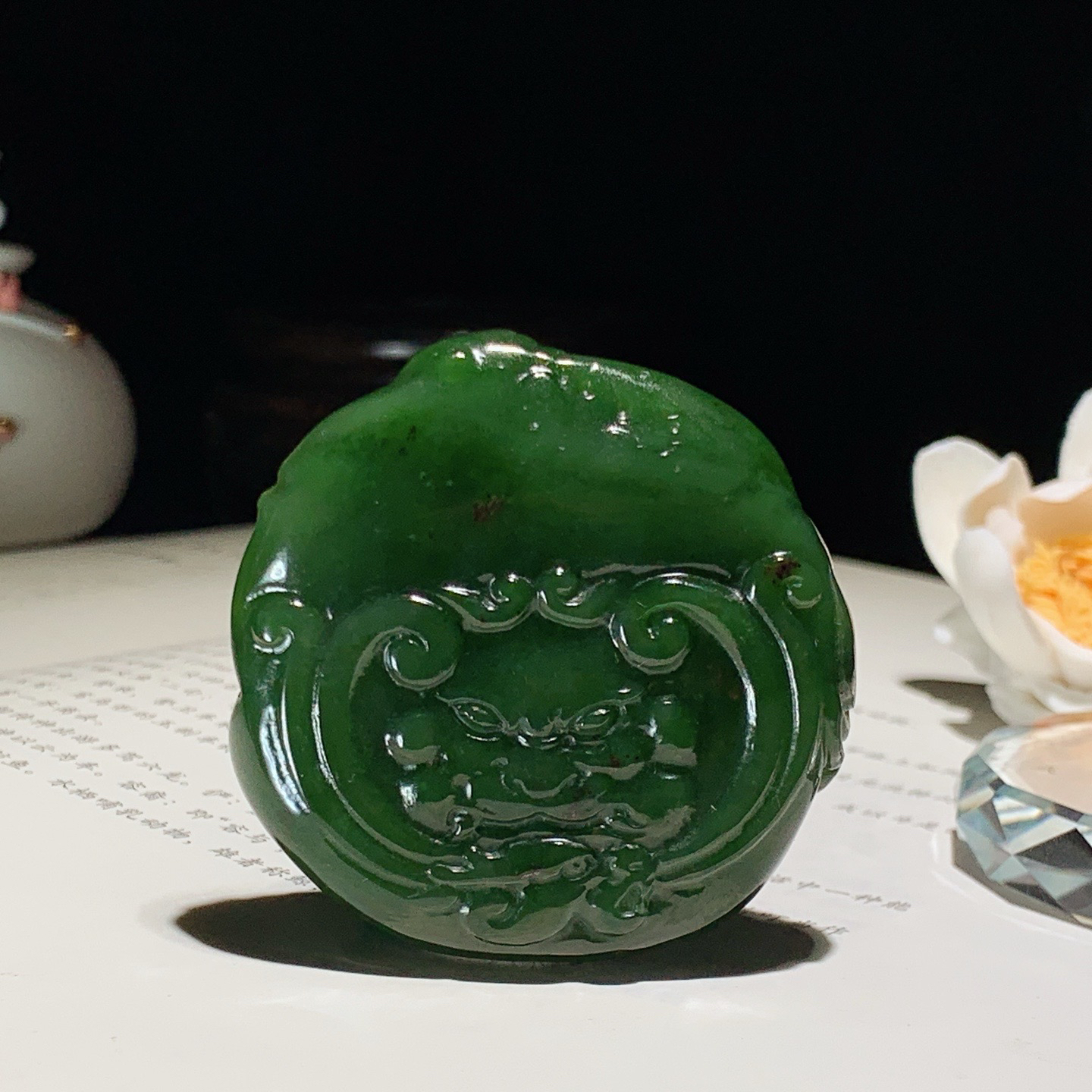 和田玉七号矿红皮料菠菜绿俄罗斯碧玉财神爷挂件！尺寸53/52/17重84.8克 玉质细腻油润 底色纯净 脂粉好，品质好。lt260717