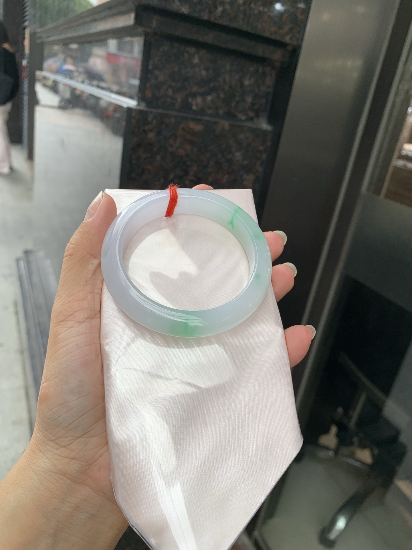 白底青正圈 56-8-11.6 0717-N1221 打灯细纹，不影响，底妆白净水润，阳绿花点缀，镯色生香，腕间之美，水润中透着灵气，仙气缭绕，温婉可人，举手投足间皆是美好