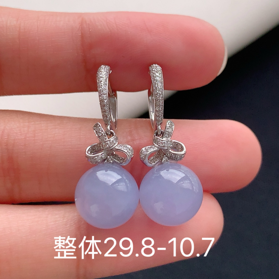 冰紫圆珠耳坠。色泽温婉，品相好，种老饱满细腻，佩戴优雅贵气货号18715，29.8-10.7