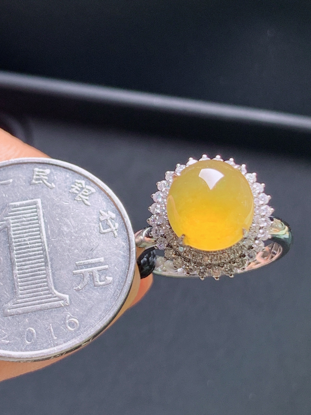 黄翡旦面戒指，暖黄莹润通透亮眼，围钻轻奢大气