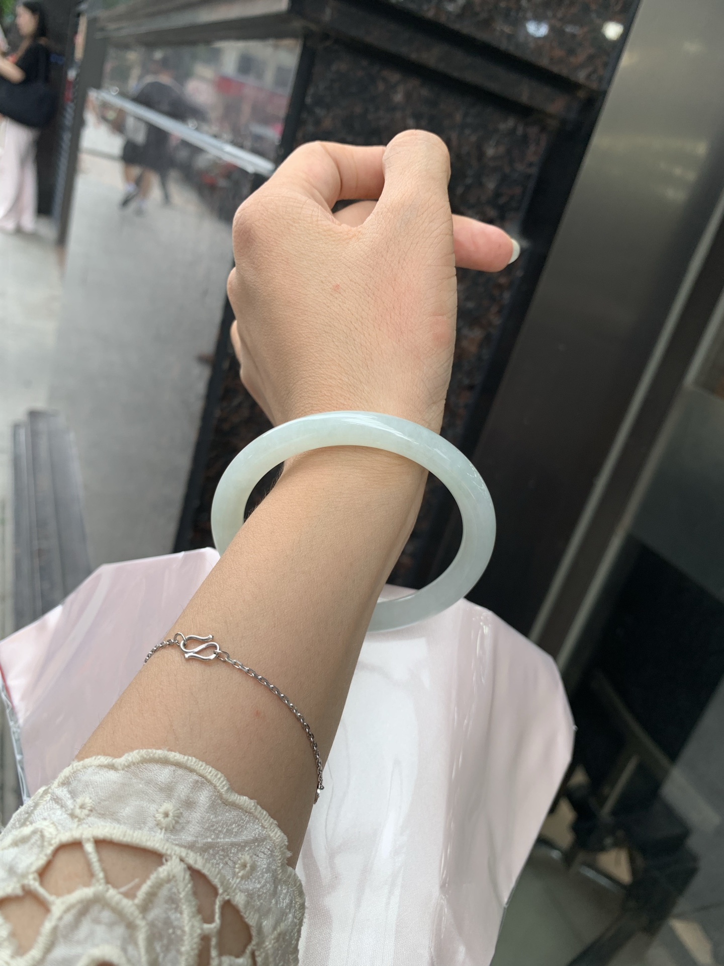浅绿底圆条 56.8-7.5-7.4 0717-N1167 打灯细纹，不影响，底妆水润，满圈浅绿底色均匀分布，像初春嫩芽落入清泉，均匀柔和，抬眼就是一片宁静感