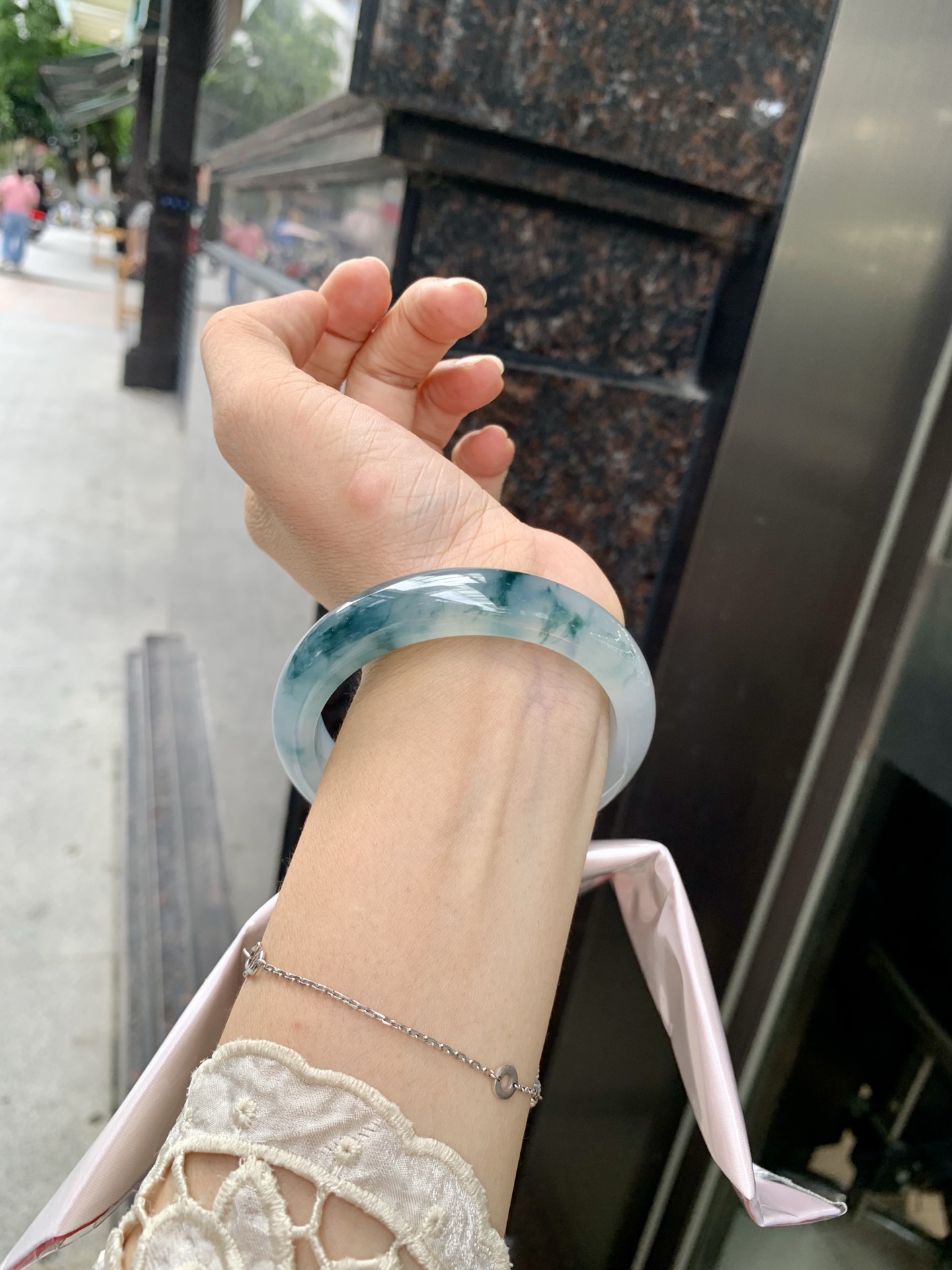冰飘花正圈 56.8-7.8-12.8 0717-131w4 无裂，底妆胶润，冰底中开出了朵朵蓝花，飘花灵动飘逸，勾勒出一幅唯美诗意的山水意境画，古典优雅又秀气