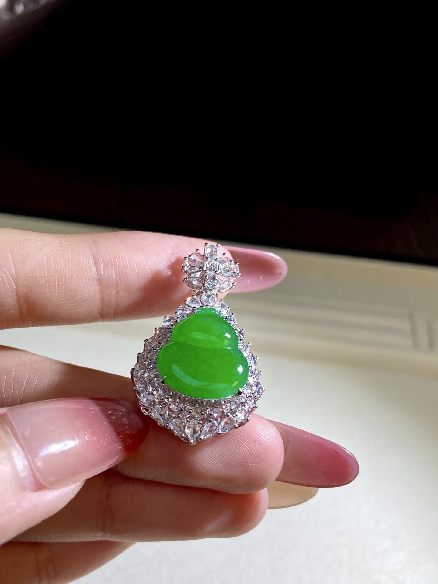 高冰种辣绿葫芦吊坠，好标志的浓颜系葫芦，福禄双全的好意头都藏在里面了，看着就招人喜欢：35-20.8-13，裸石：14.4-13.6-3mm，无裂