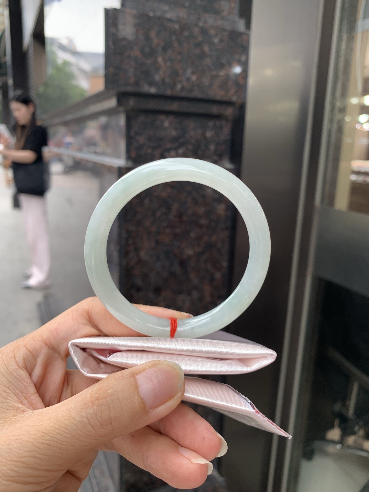 浅绿底圆条 56.8-7.5-7.4 0717-N1167 打灯细纹，不影响，底妆水润，满圈浅绿底色均匀分布，像初春嫩芽落入清泉，均匀柔和，抬眼就是一片宁静感