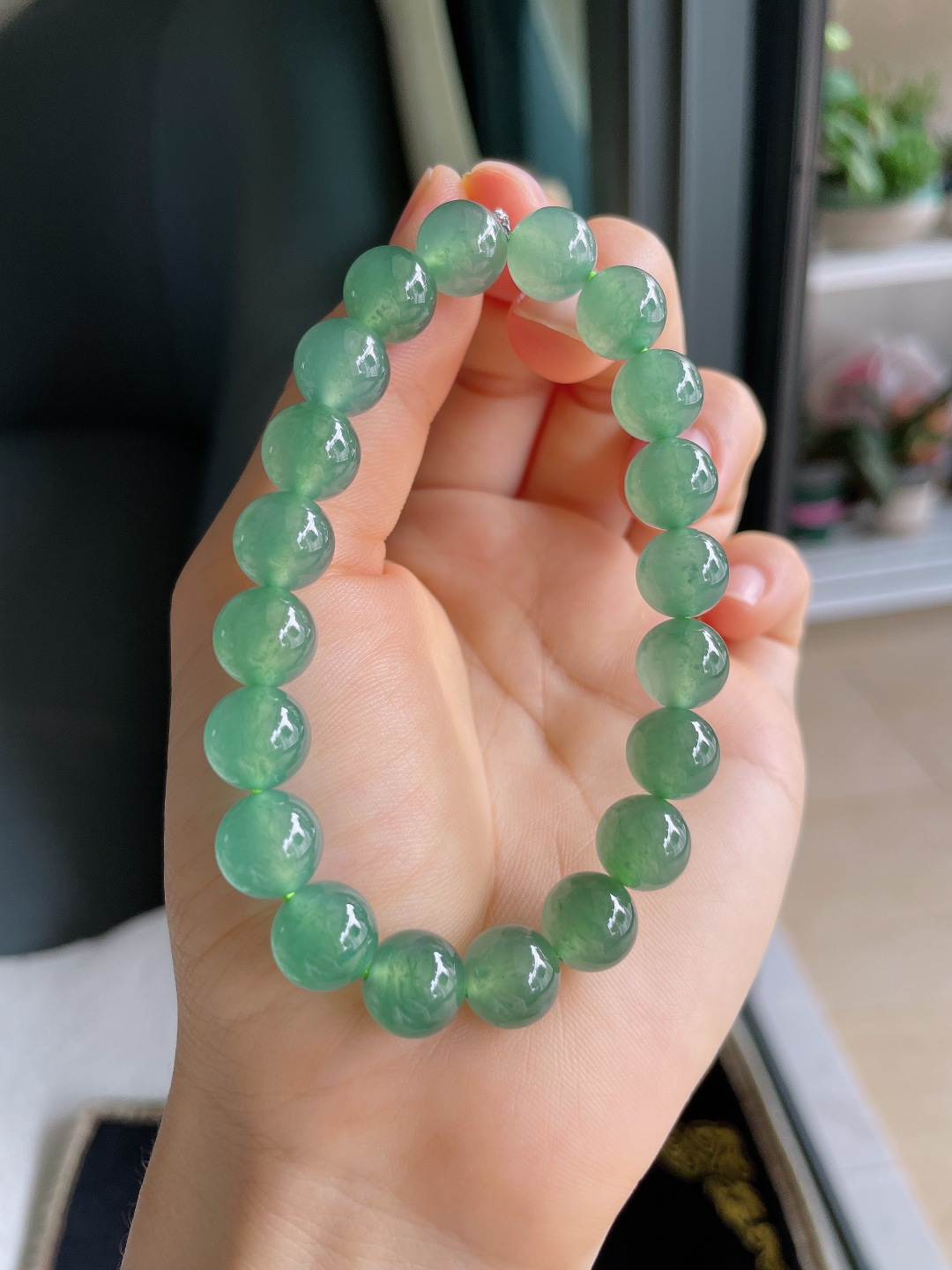 ️天然翡翠A货，冰满绿冰绿手串，尺寸：10mm。【编3355】