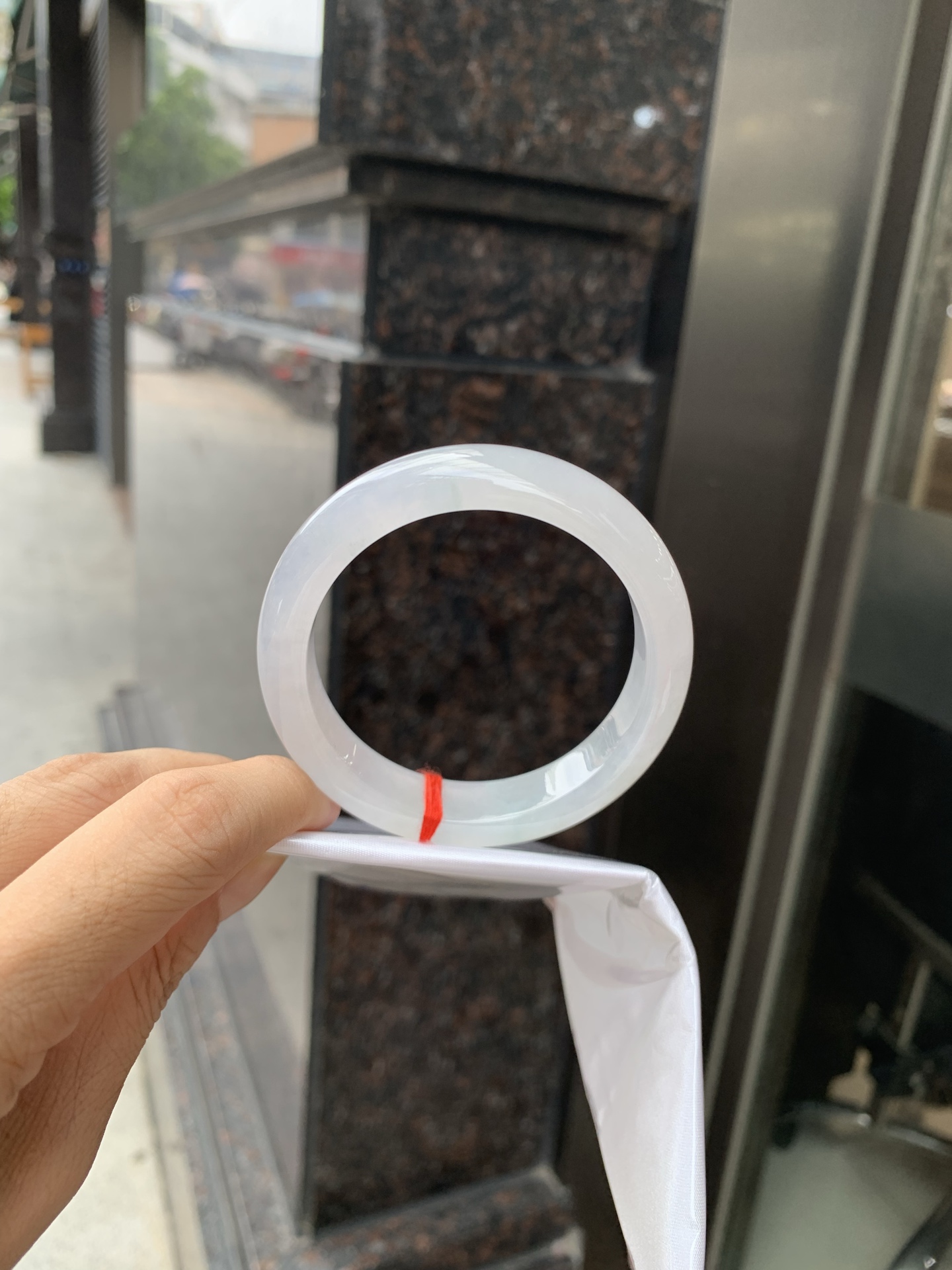 白冰正圈 52.6-7.5-11.8 0717-N1218 打灯细纹，不影响，底妆冰润细腻，清爽耐看的白冰淡晴绿，底色均匀，夏季美好的冰凉感，时而绿时而蓝，随光线变化如梦如幻。