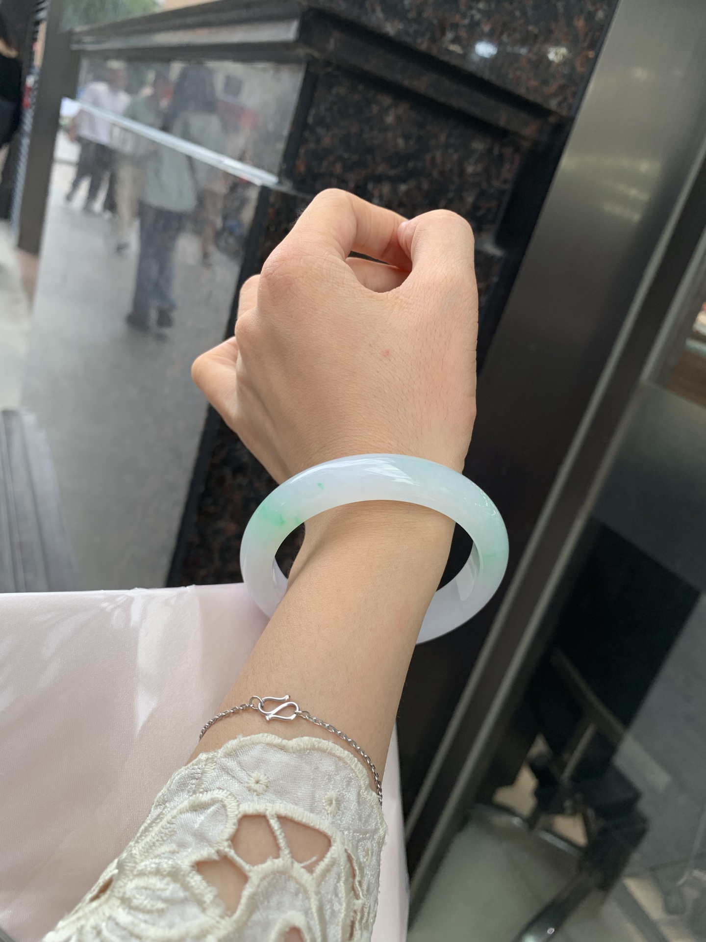 白底青正圈 56-8-11.6 0717-N1221 打灯细纹，不影响，底妆白净水润，阳绿花点缀，镯色生香，腕间之美，水润中透着灵气，仙气缭绕，温婉可人，举手投足间皆是美好